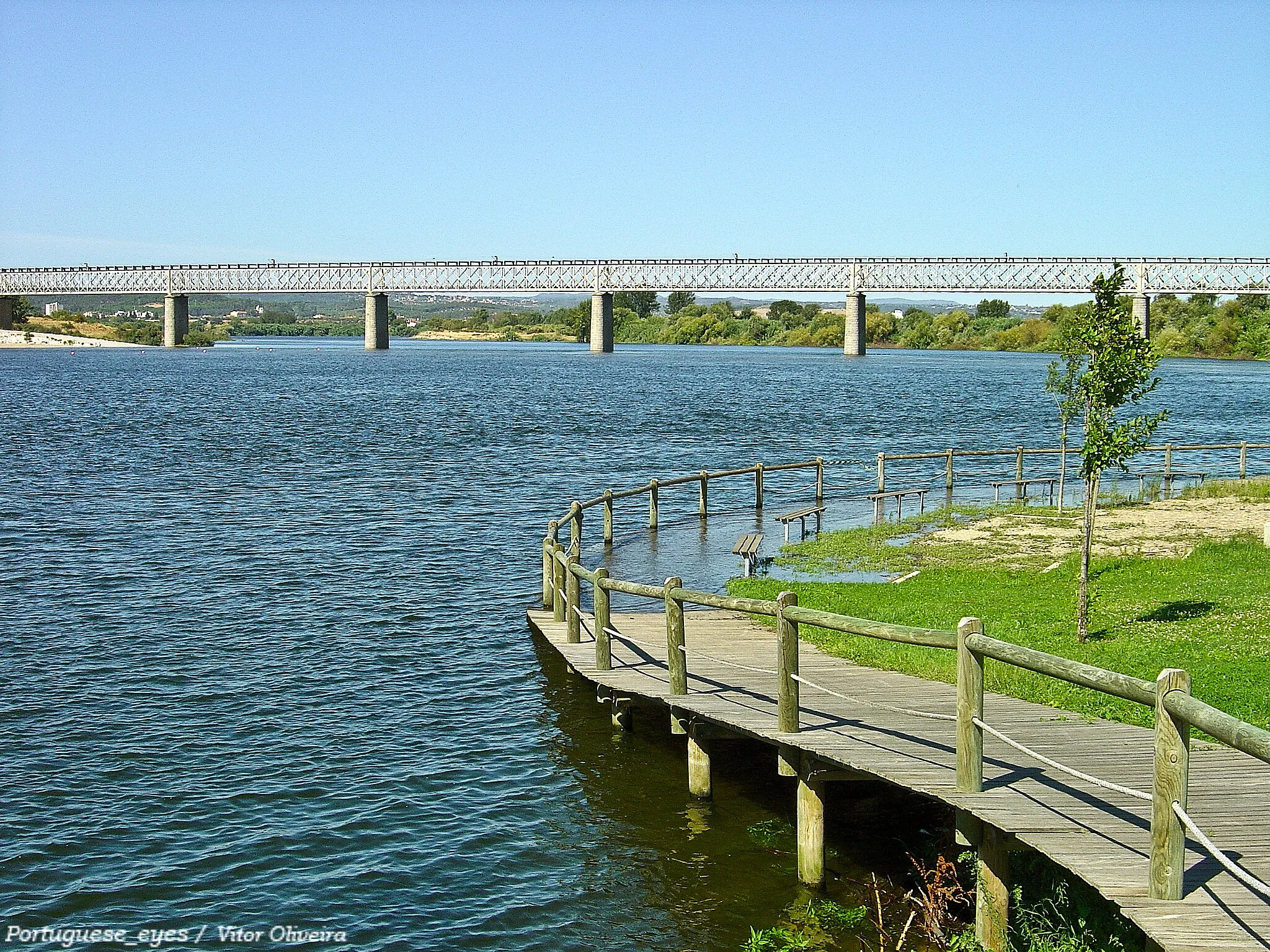 Photo showing: O Aquapolis – Parque Urbano Ribeirinho é uma área requalificada, situada nas duas margens do Tejo, pensada para se olhar e fruir o rio na sua passagem por Abrantes.
Constitui um novo espaço de recreio, lazer e convivência social que veio revitalizar o que há décadas se perdeu: a ligação activa da cidade com o Tejo.

Abrangendo uma área total de, aproximadamente, 85 hectares – 23 hectares na zona norte, 13 hectares na zona sul e 50 hectares no rio –, esta zona ribeirinha é formada por um conjunto de infra-estruturas vitais para o desenvolvimento das suas potencialidades. www.aquapolis.com.pt/pagina.html