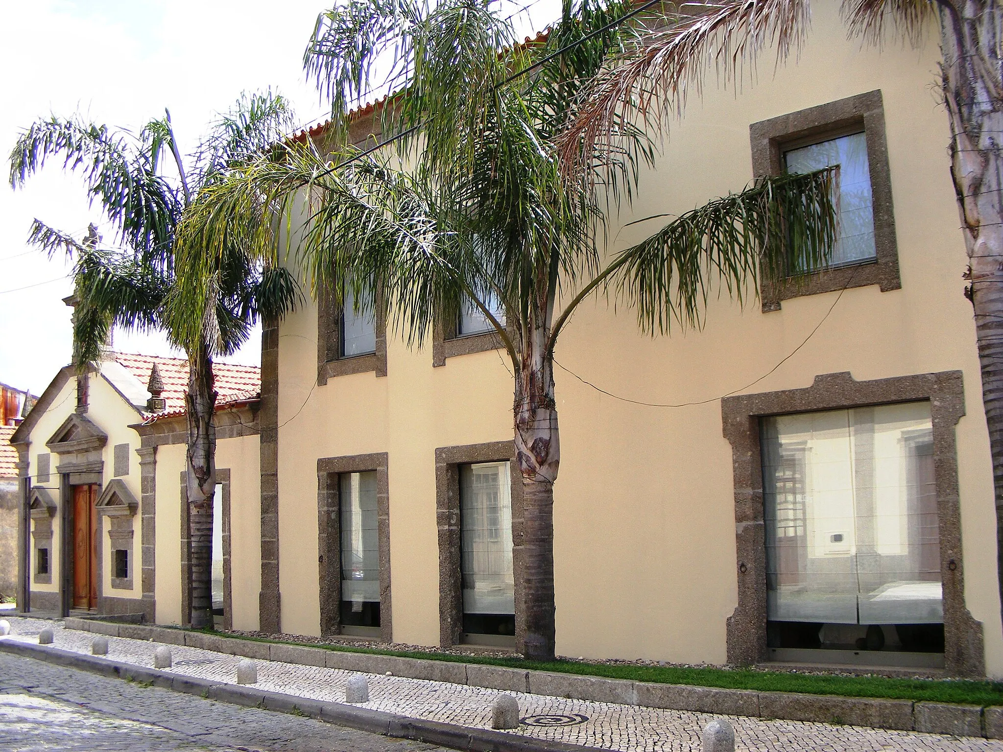 Photo showing: Capela de Santo António e parte do Restaurante 1715 em Argoncilhe perto da Estrada Nacional Nº 1.