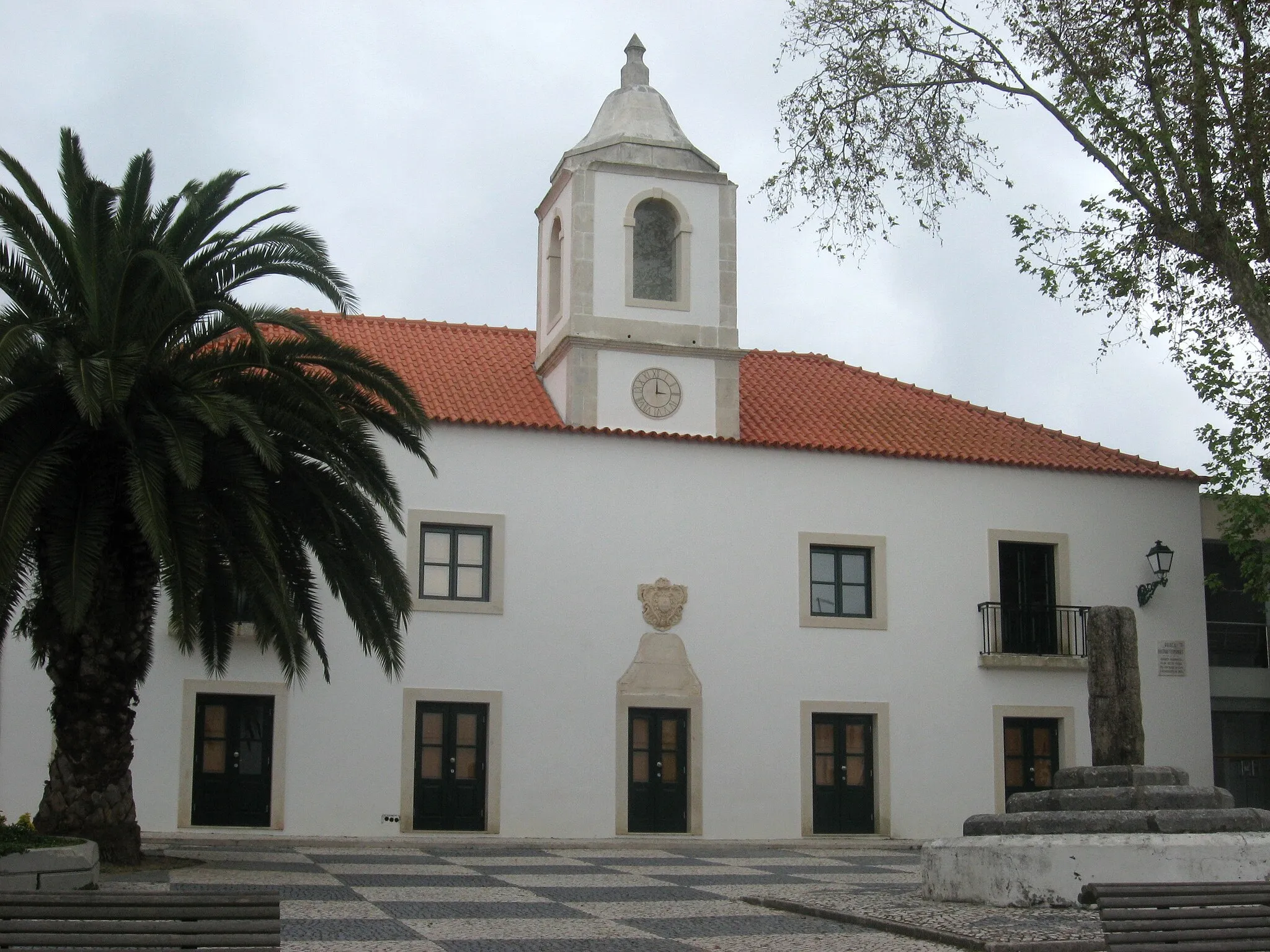 Photo showing: Nazaré, Portugal, Pederneira, old town hall, with pilloy ( of Mosteiro de Alcobaça)  base from 1514