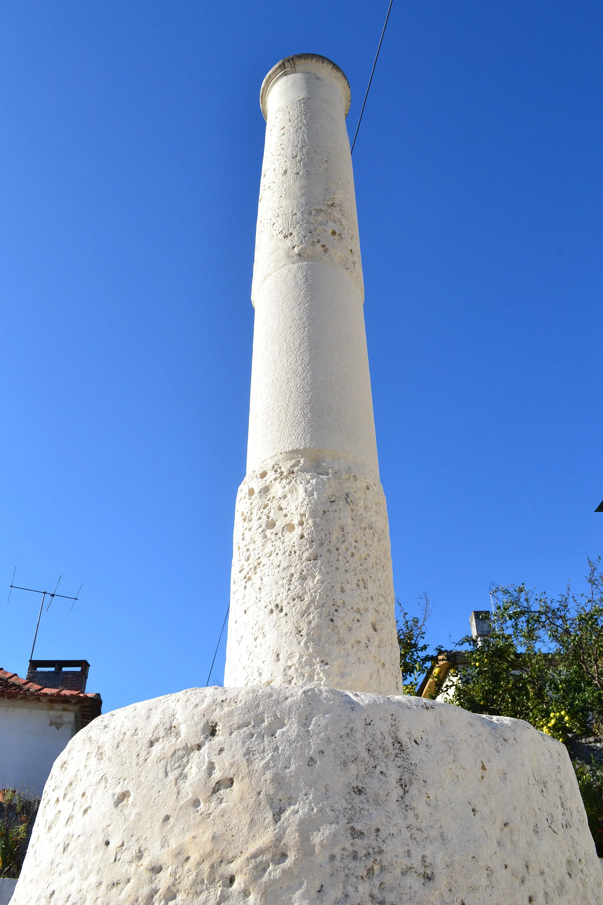 Photo showing: Coluna simples de pedra, com 3 metros de altura e 30 centímetros de diâmetro.