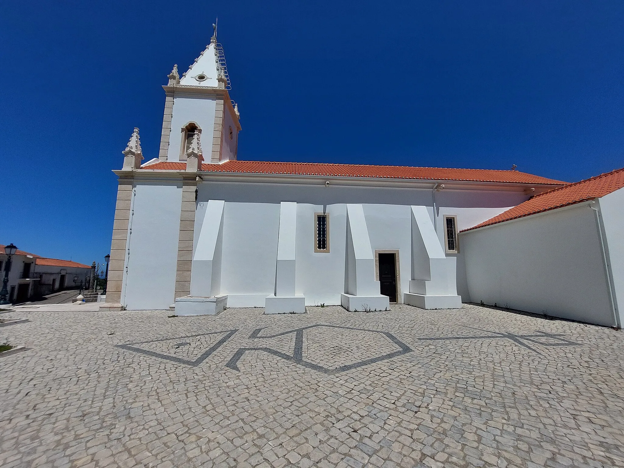 Photo showing: Fachada lateral esquerda da Igreja Paroquial de Cela