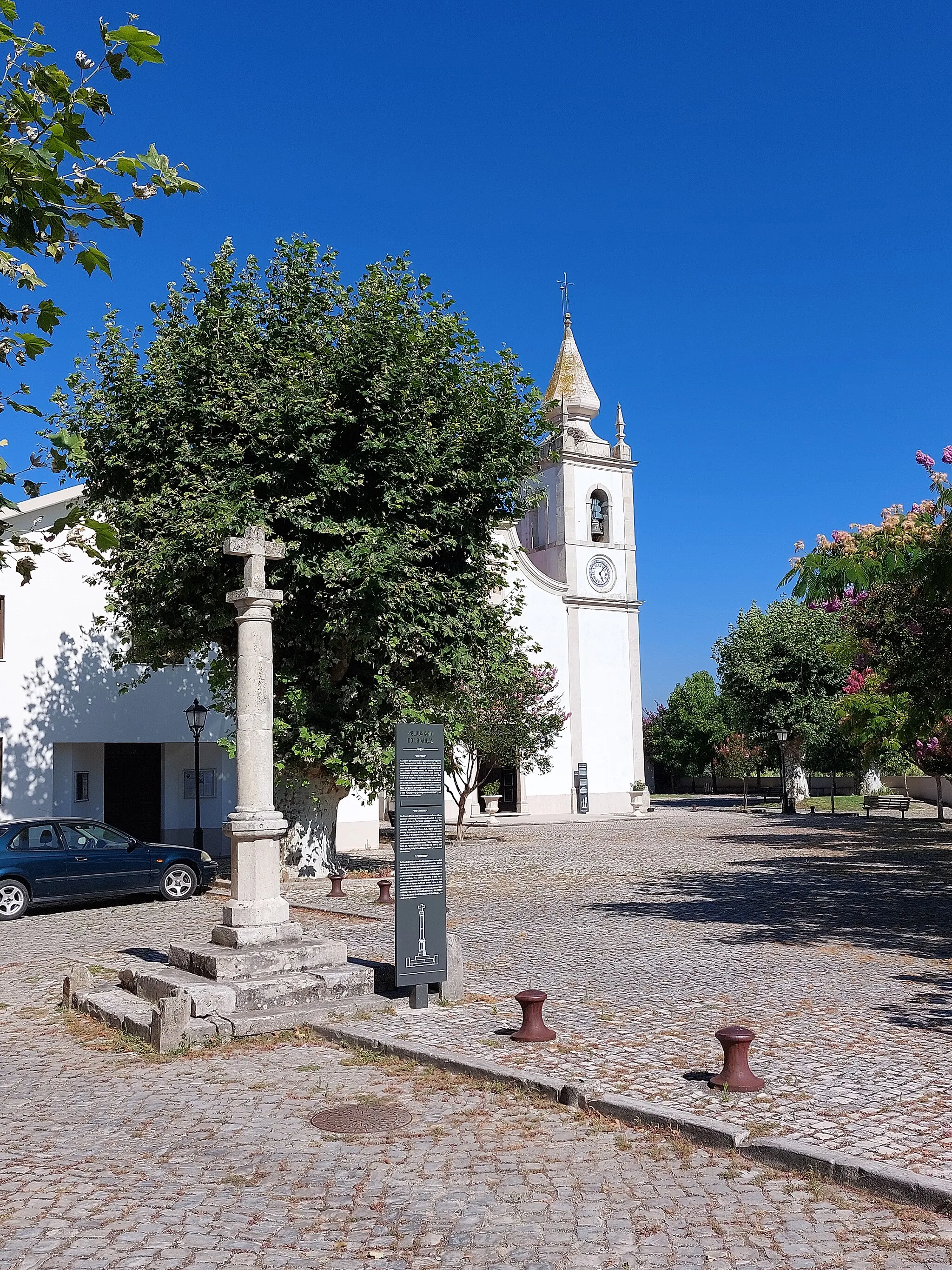 Photo showing: Pelourinho em primeiro plano e torre sineira da Igreja de São Tiago