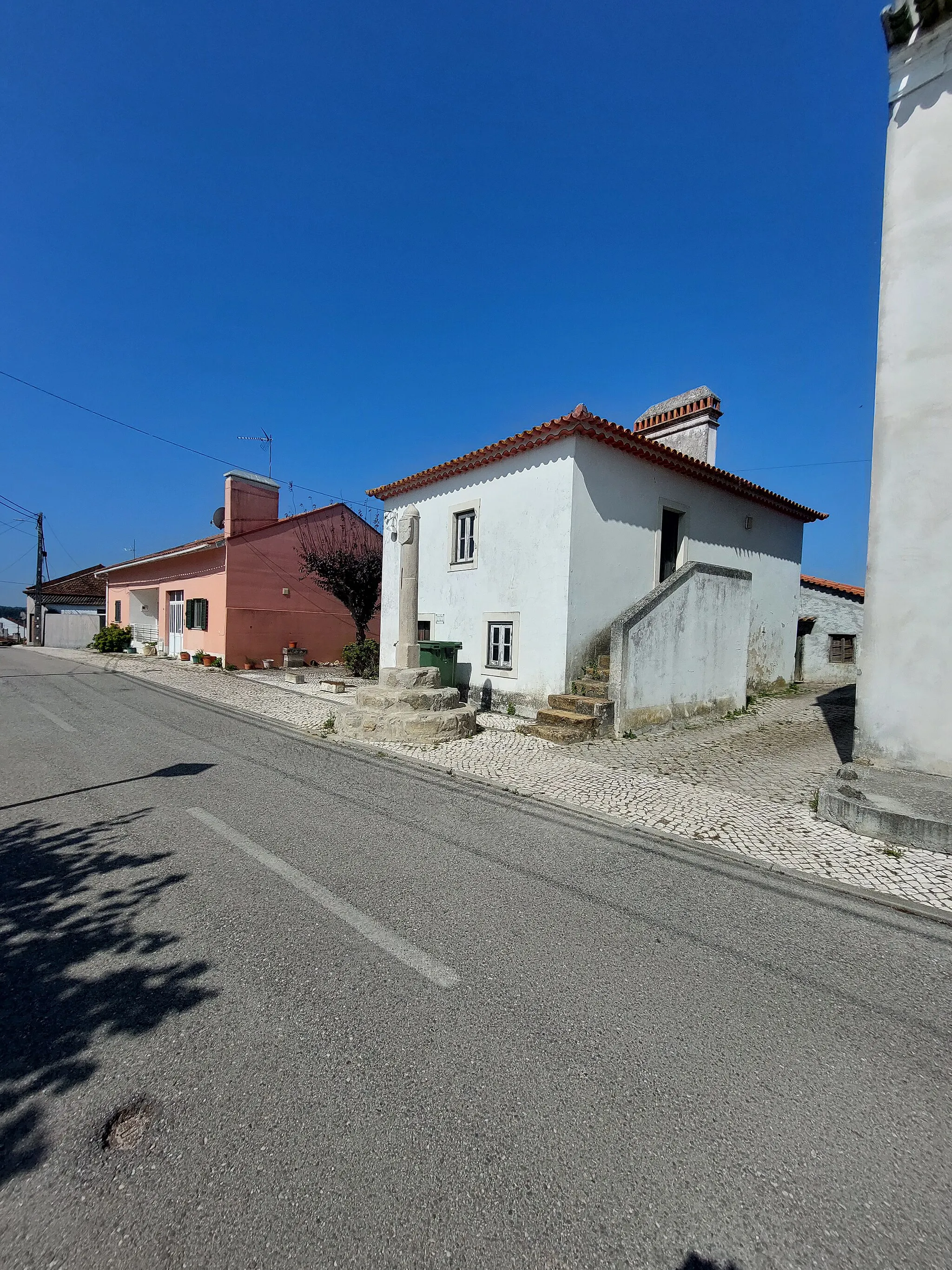 Photo showing: Enquadramento do Pelourinho de Monte Real e da Casa da Câmara