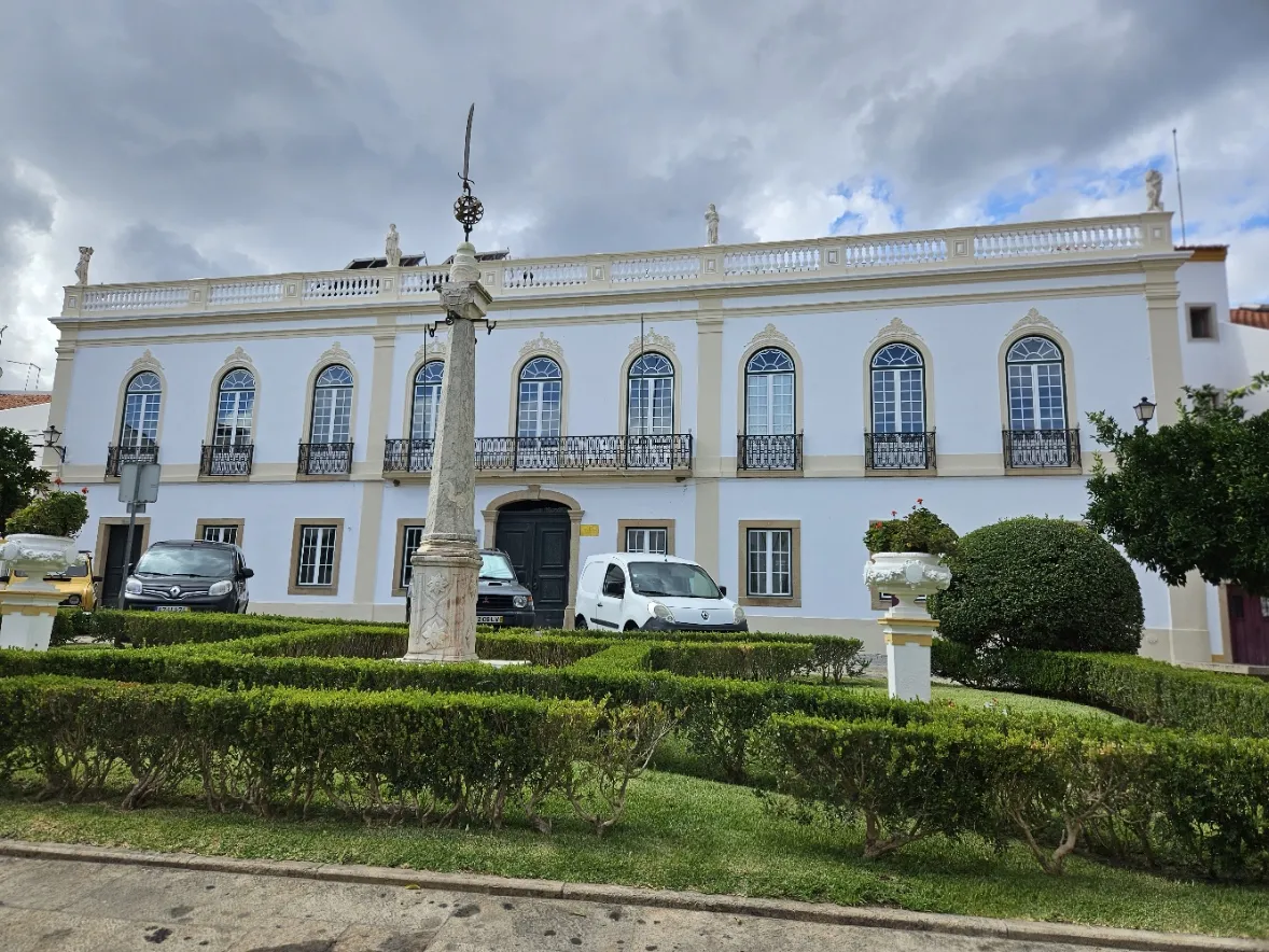 Photo showing: Pelourinho de Nisa e Casa Lopes Tavares, onde atualmente a Santa Casa da Misericórdia de Nisa dispõe de instalações e funciona um lar. em Nisa