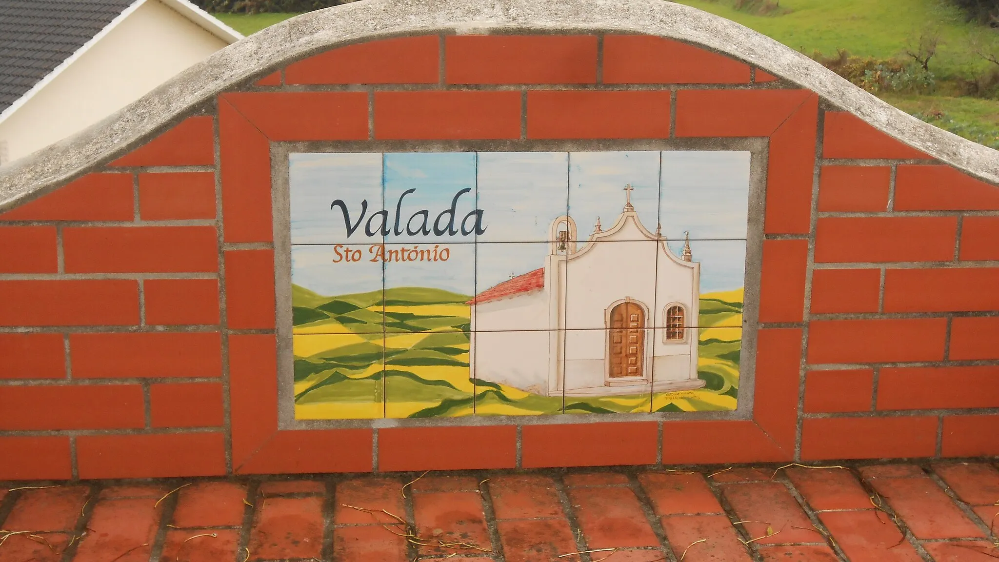 Photo showing: Azulejo showing the church of Valada, one of five pieces outside the parish church of Gesteira ("Igreja da Nossa Senhora da Conceição") showing all five churches in the parish of Gesteira, municipality of Soure, district of Coimbra, Portugal.