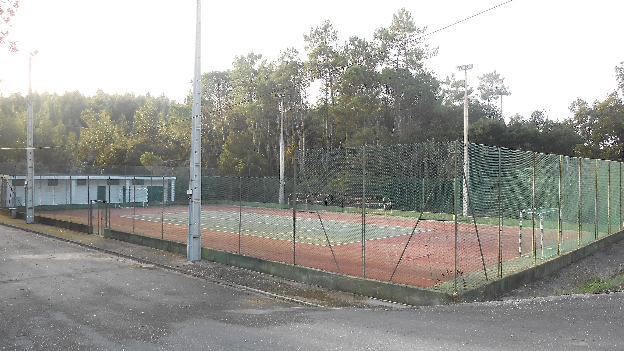 Photo showing: Campo polidesportivo de Brunhós, sede da freguesia extinta em 2013.