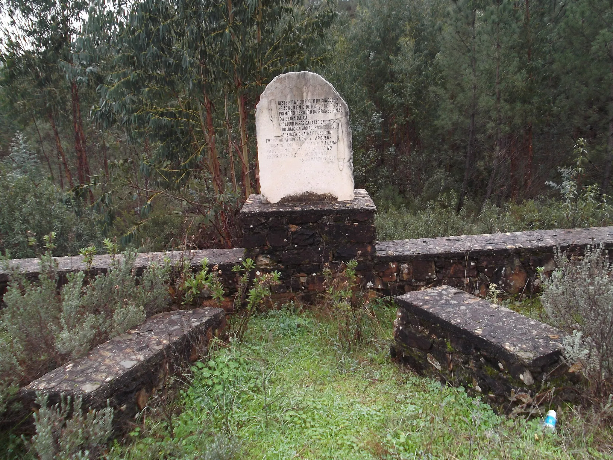 Photo showing: Aquando das escavações para a construção da E.M. 548, no lugar denominado por "Porto do Concelho", situado em terrenos das gentes da aldeia do Pereiro de Mação, foram encontrados importantes achados pré-históricos que podem ser visitados no Museu de Arte Pré-Histórica de Mação.