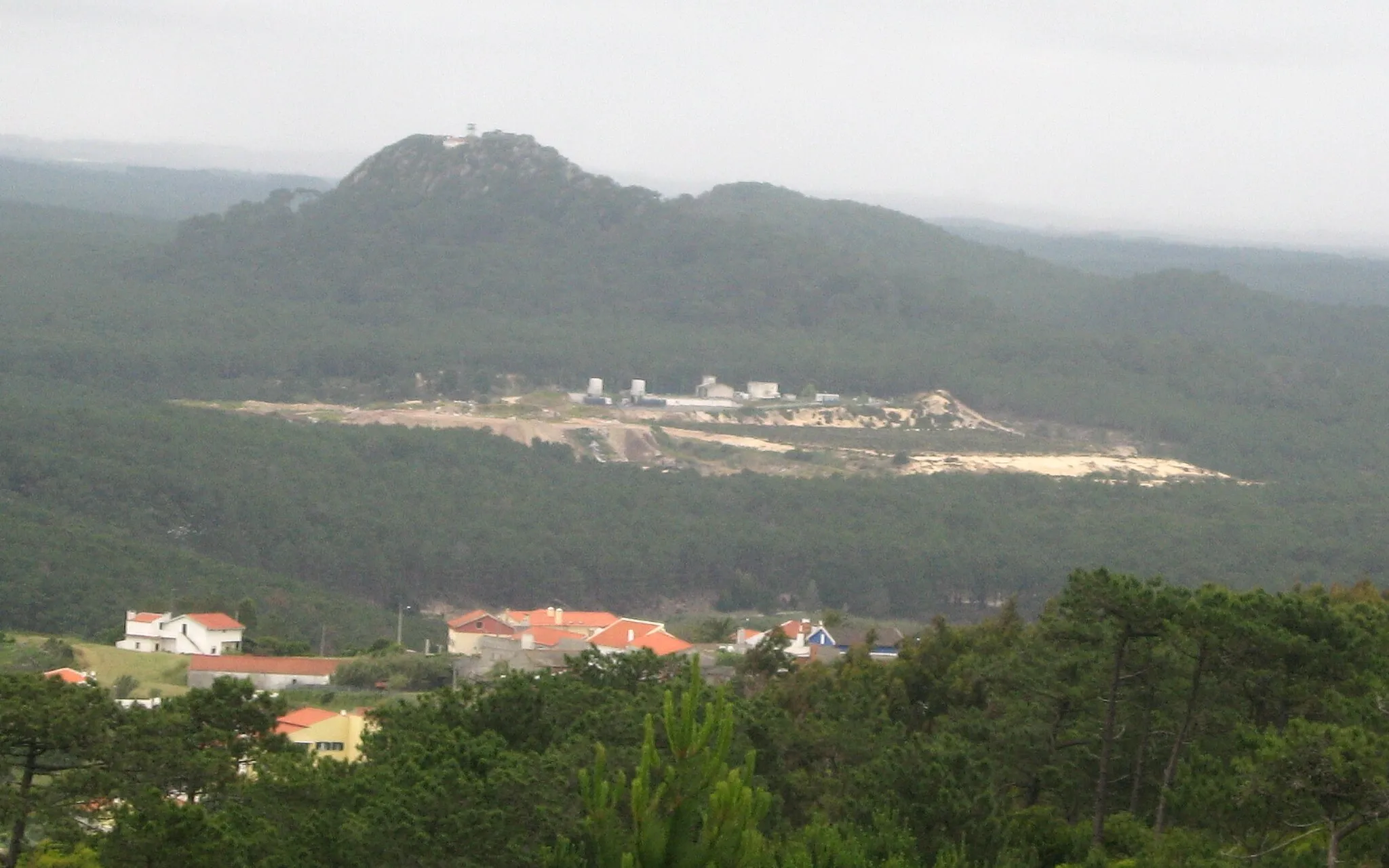 Photo showing: Nazaré, Portugal, mountain Sao Brás, from south; hermitage of D. Rodrigo (Spain)