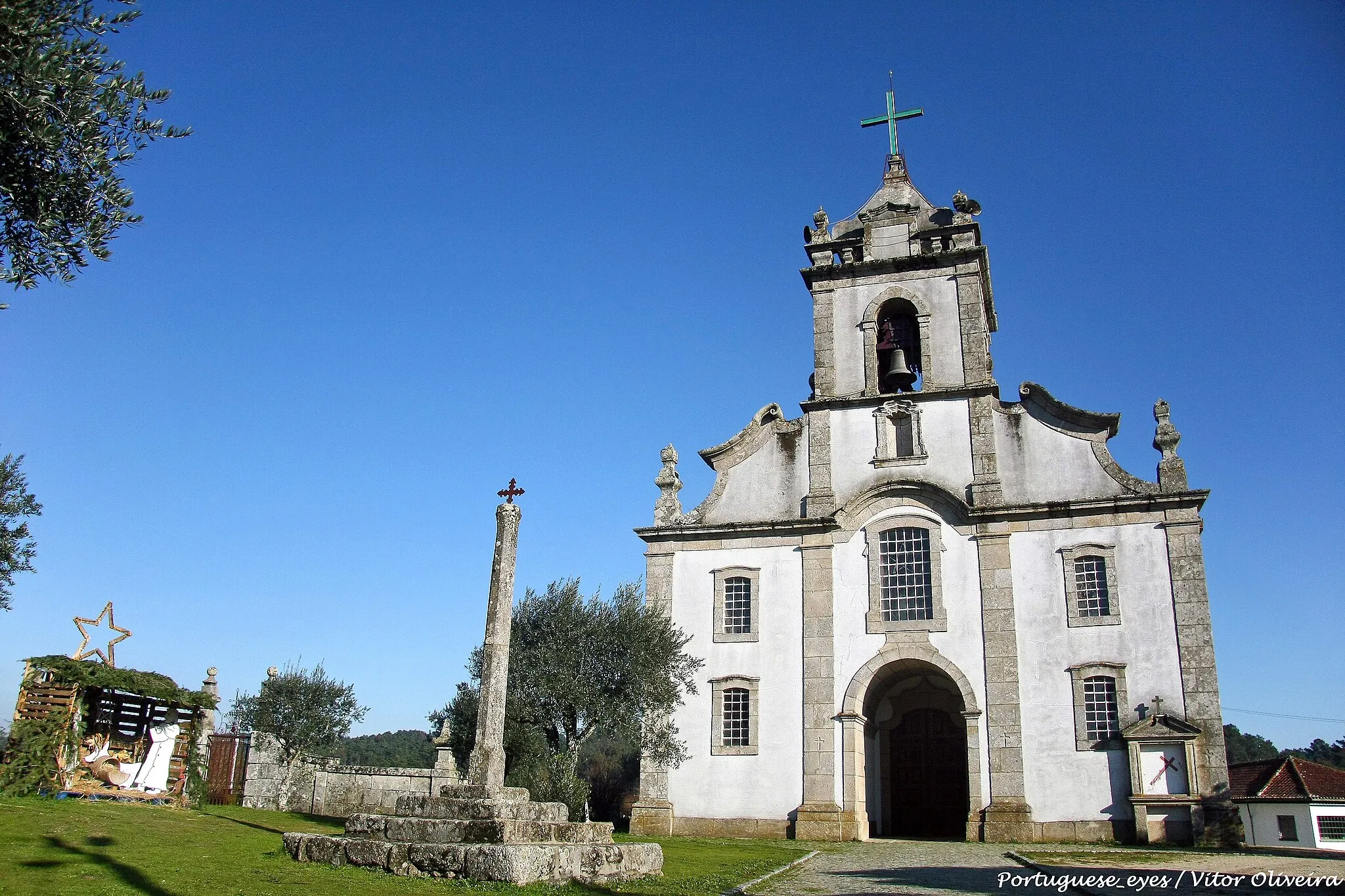 Photo showing: A Igreja Matriz de São Miguel de Outeiro também sofre da interioridade e com isso não há qualquer descrição histórica e cronológica.
De planta longitudinal, está dividida em três panos, delimitada em cantarias e encimada por pináculos. O pano central rompe-se com o portal central de arco de volta perfeita em tímpano, encimada por uma janela reta. Estes estão ladeados por quatro janelas, todas iguais em verga reto.

A fachada é rematada por um frontão em curvo, interrompido pela torre sineira. http://www.visitarportugal.pt/distritos/d-viseu/c-tondela/sao-mi.." rel="nofollow">www.visitarportugal.pt/distritos/d-viseu/c-tondela/sao-mi...