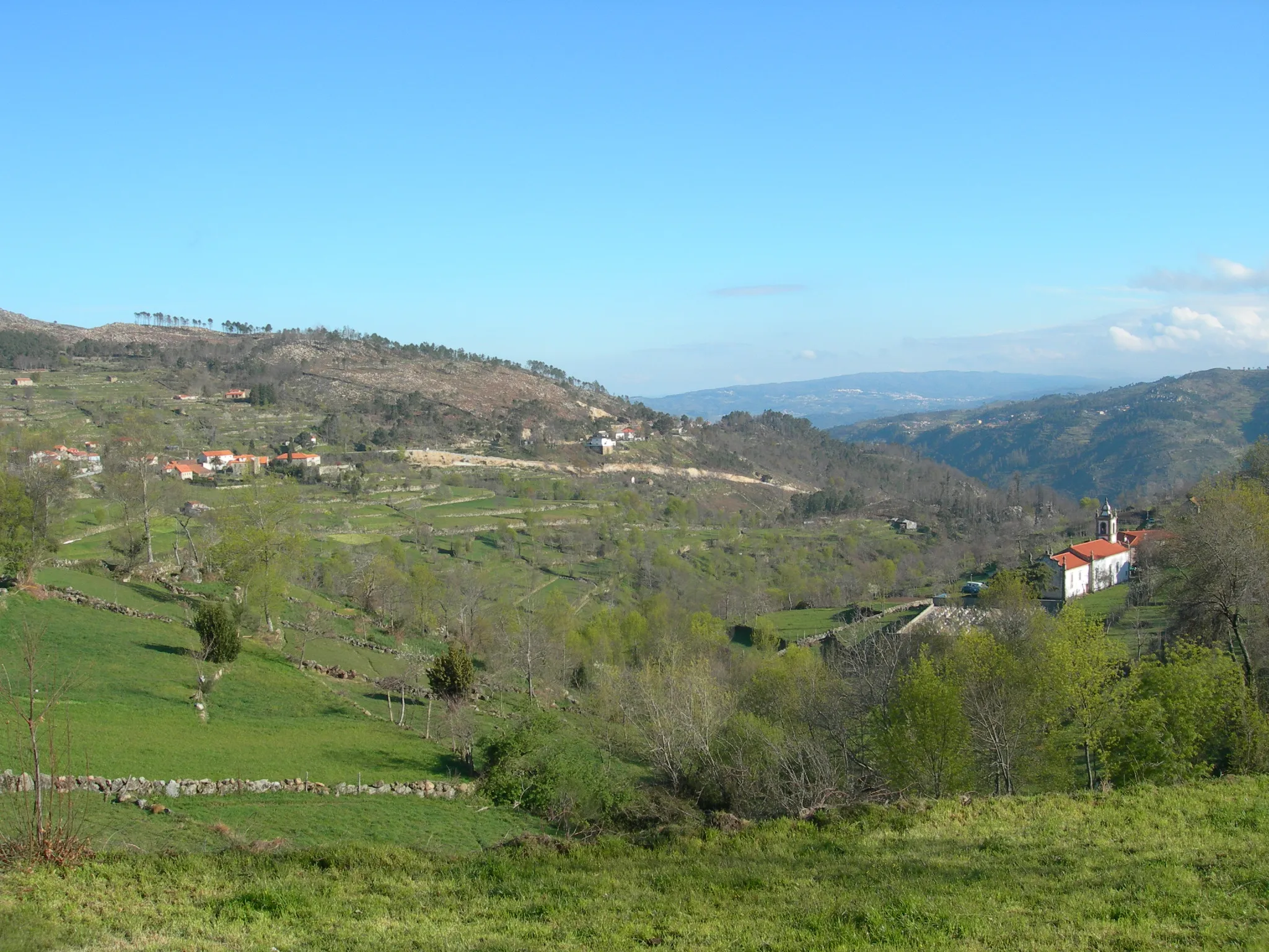 Photo showing: Igreja Matriz de Tendais e vale do ribeiro dos Prados