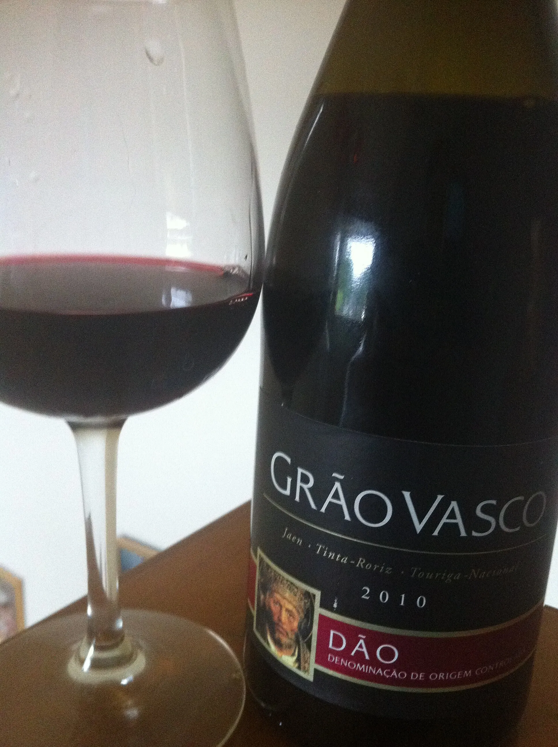 Photo showing: Portuguese red wine from the Dao region made from Jaen (also known as Mencia), Touriga Nacional and Tinta Roriz (maybe Tempranillo but usually that grape is called Aragonez)
