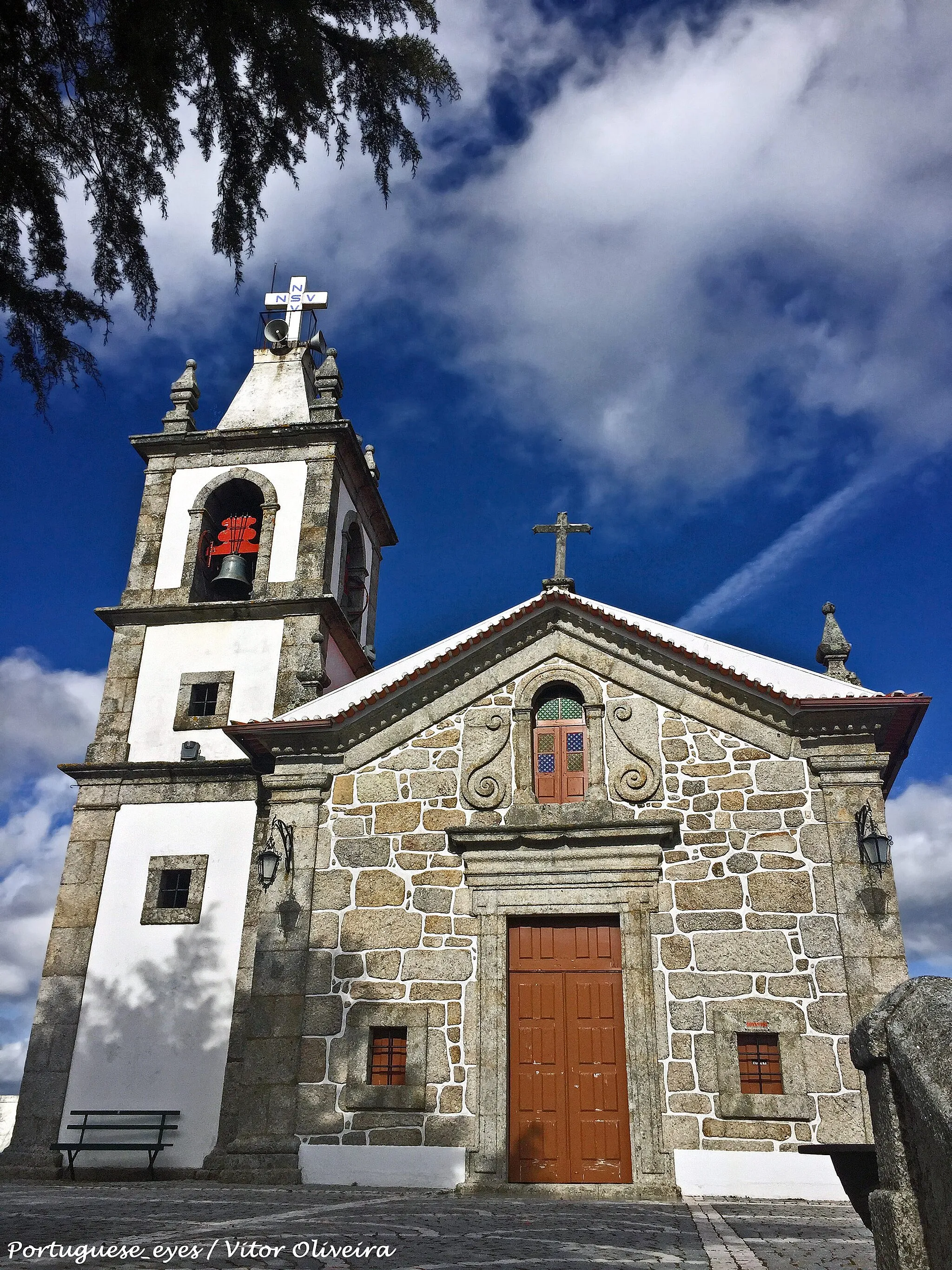 Photo showing: Capela do século XVII pertencente à Irmandade de Nossa Senhora do Viso. Tetos em abóbada de berço pintada cobrindo nave única e capela-mor. Capela lateral com imagens de roca de Cristo e de Nossa Senhora das Dores. Altares em estilo rococó do século XVIII. Imagem da Senhora do Viso , do século XVI, esculpida em Pedra de Ançã e policromada.

rgpsousa.blogspot.pt/2012/10/santuario-de-nossa-senhora-d...