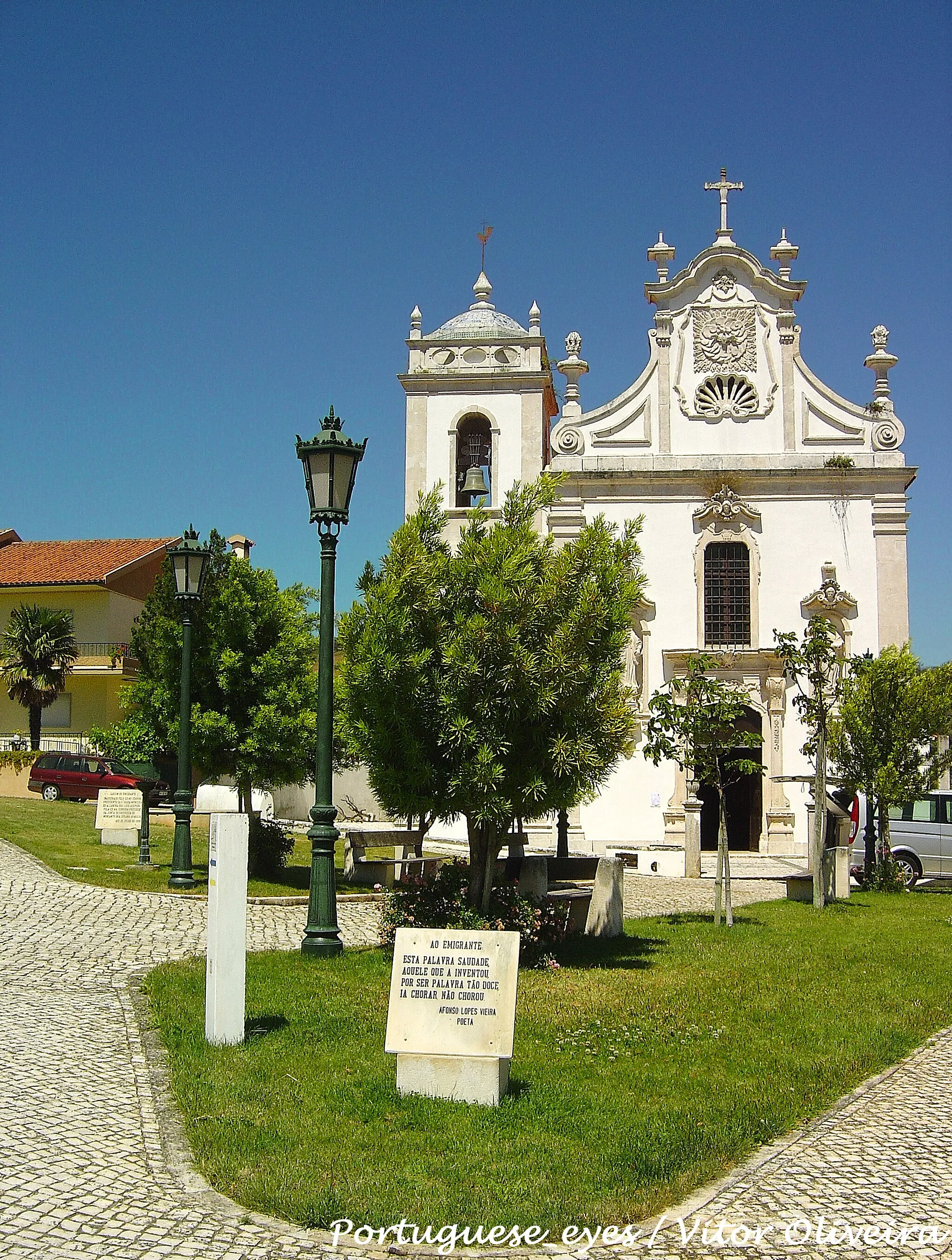 Photo showing: Considerado um dos mais belos templos da região, a Igreja Paroquial do Divino Espírito Santo, de Monsanto, é um edifício de estilo barroco, com uma imponente fachada, de grande equilíbrio e excelentes proporções, datado de 1768.
O portal sobrepujado do janelão do coro abre-se entre dois nichos baldaquianos, onde se vêem as imagens de S. João Evangelista e de Nossa Senhora da Conceição, em pedra, quase de tamanho natural, formando o Calvário. No frontão figura, em baixo relevo, o Espírito Santo sob um dossel de pedra. À esquerda eleva-se a torre sineira, bem proporcionada.
No interior do templo, é de referir a bonita capela-mor e a representação, em pedra, da Santíssima Trindade, datada do século XVII. www.cm-alcanena.pt/pt/conteudos/concelho/Patrim%c3%b3nio/...

See where this picture was taken. [?]