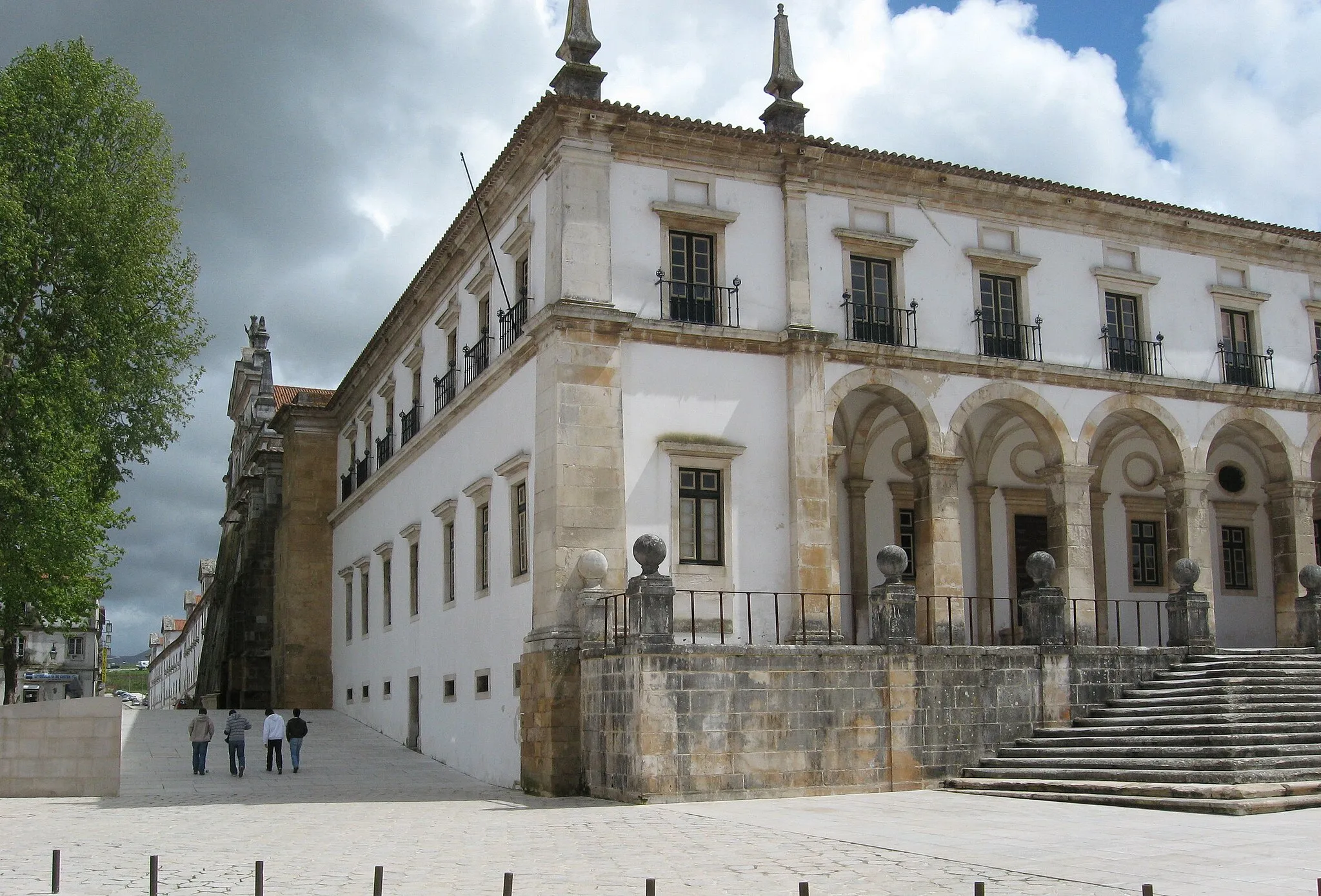 Photo showing: Mosteiro de Alcobaça, north side, corner south, Praça Afonso Henriques, Rua D. Pedro  V.