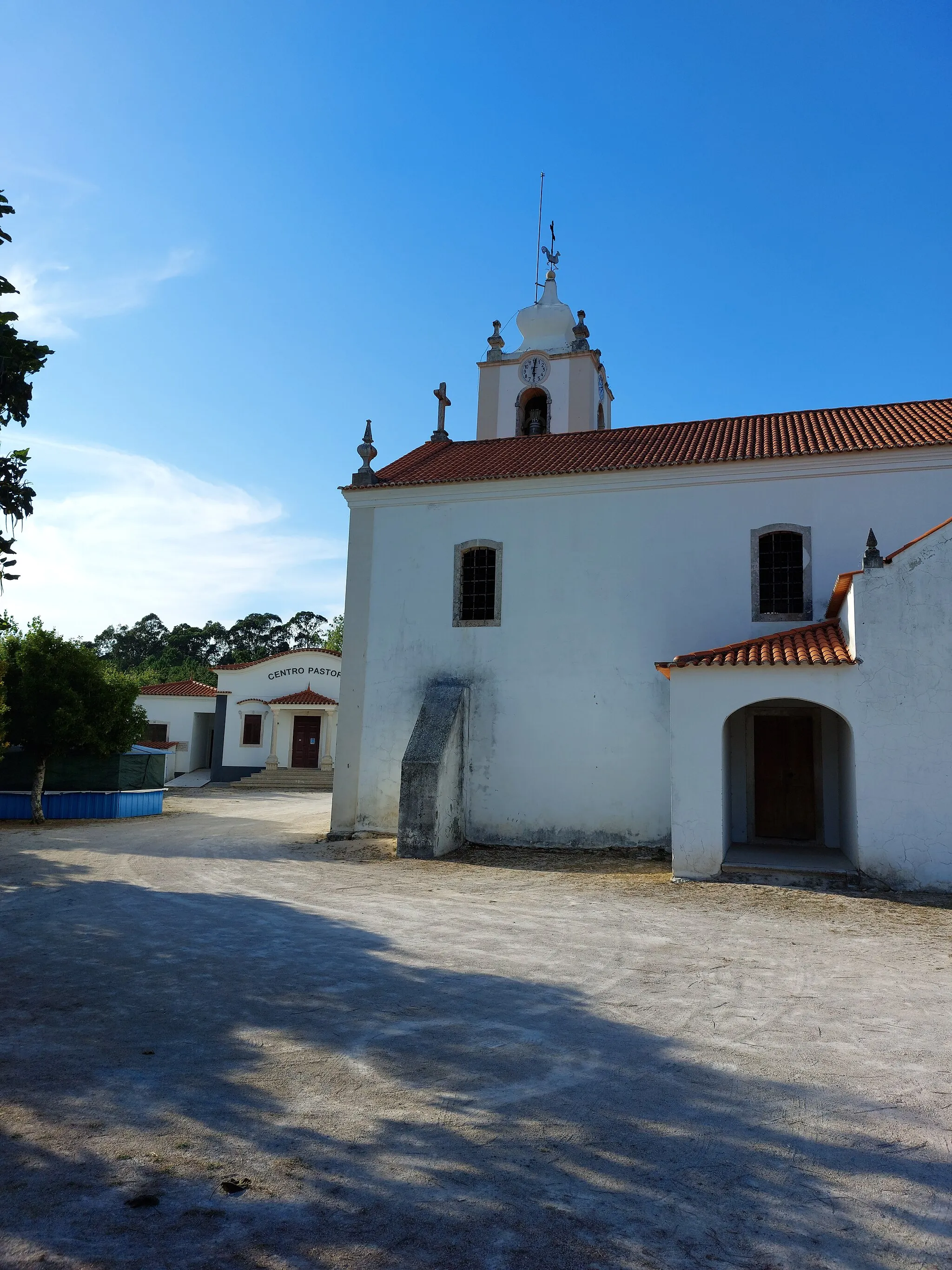 Photo showing: Torre vista do lado sul da Igreja Paroquial de Nossa Senhora da Purificação