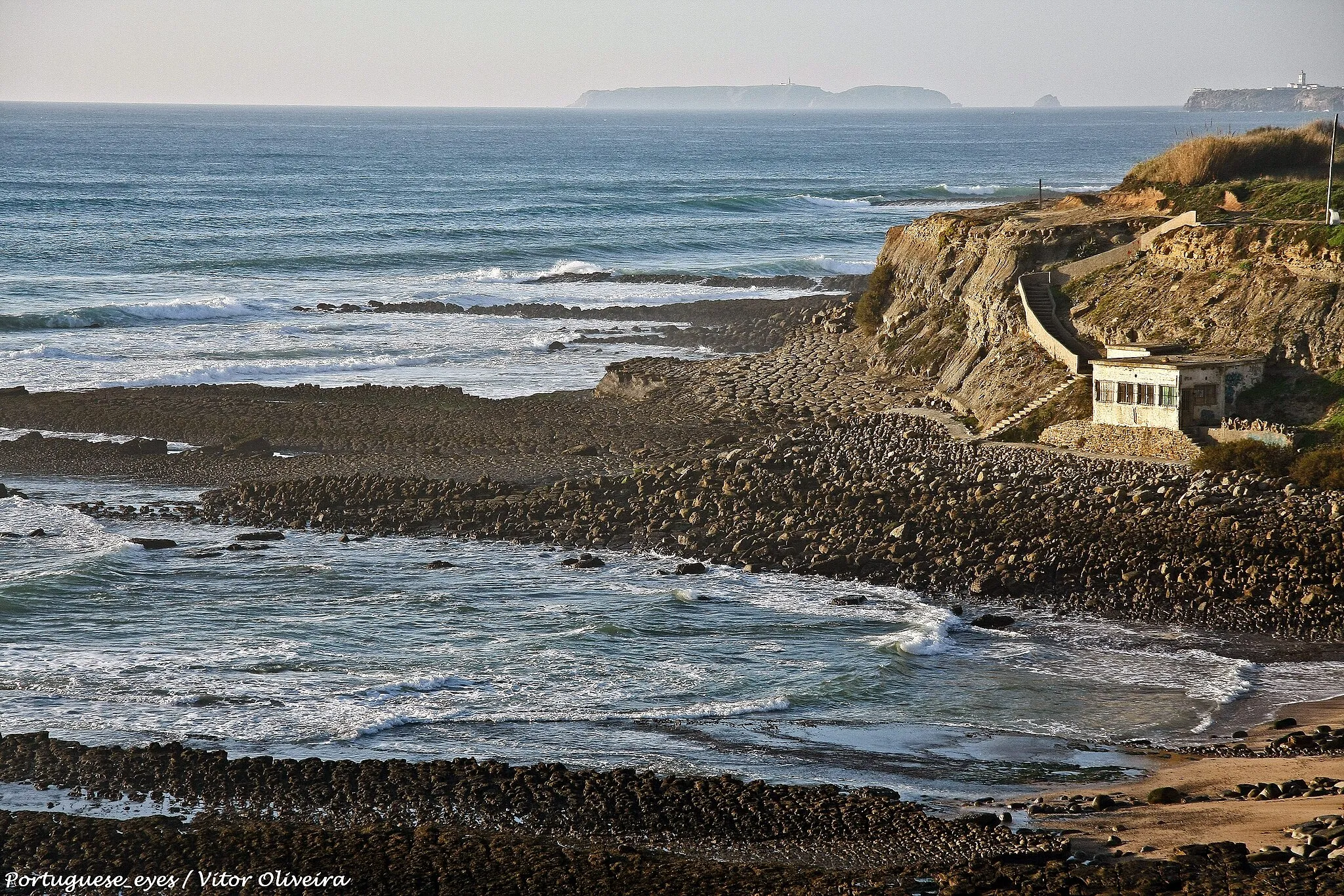 Photo showing: Litoral entre a Praia de São Bernardino e a Praia da Consolação - Portugal