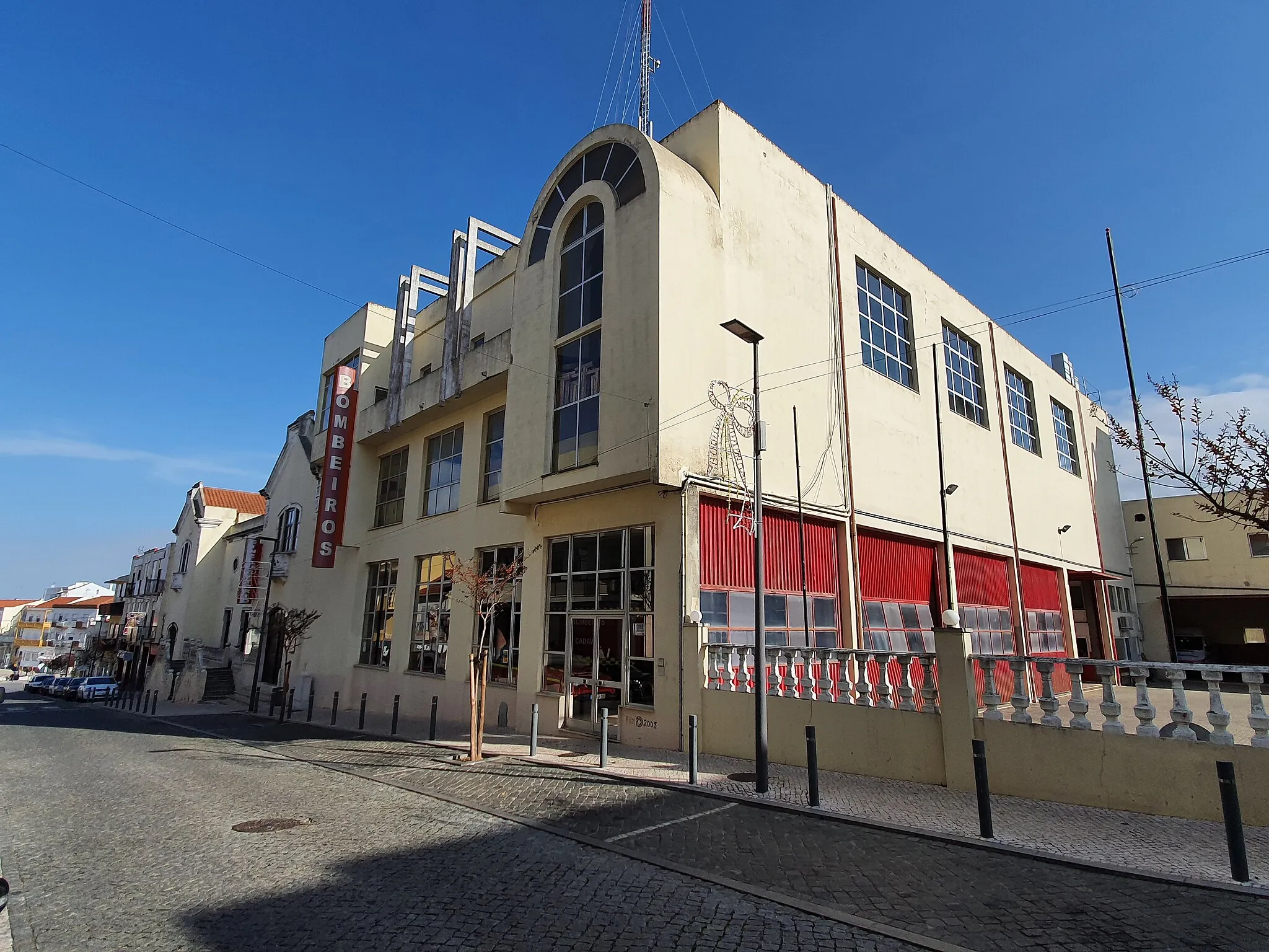 Photo showing: Quartel dos Bombeiros Voluntários do Cadaval