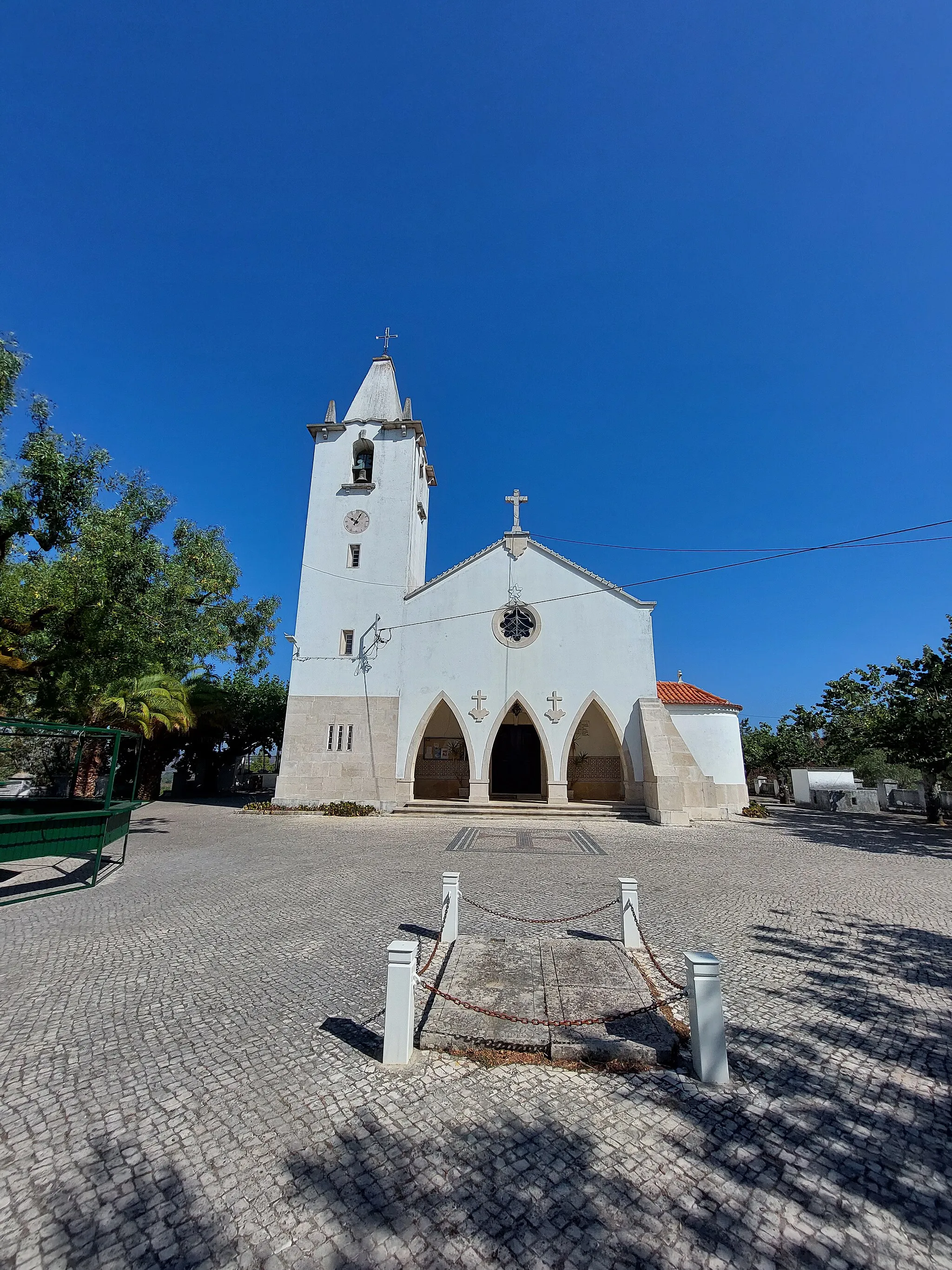 Photo showing: Campa no recinto da Igreja Paroquial de Pelmá