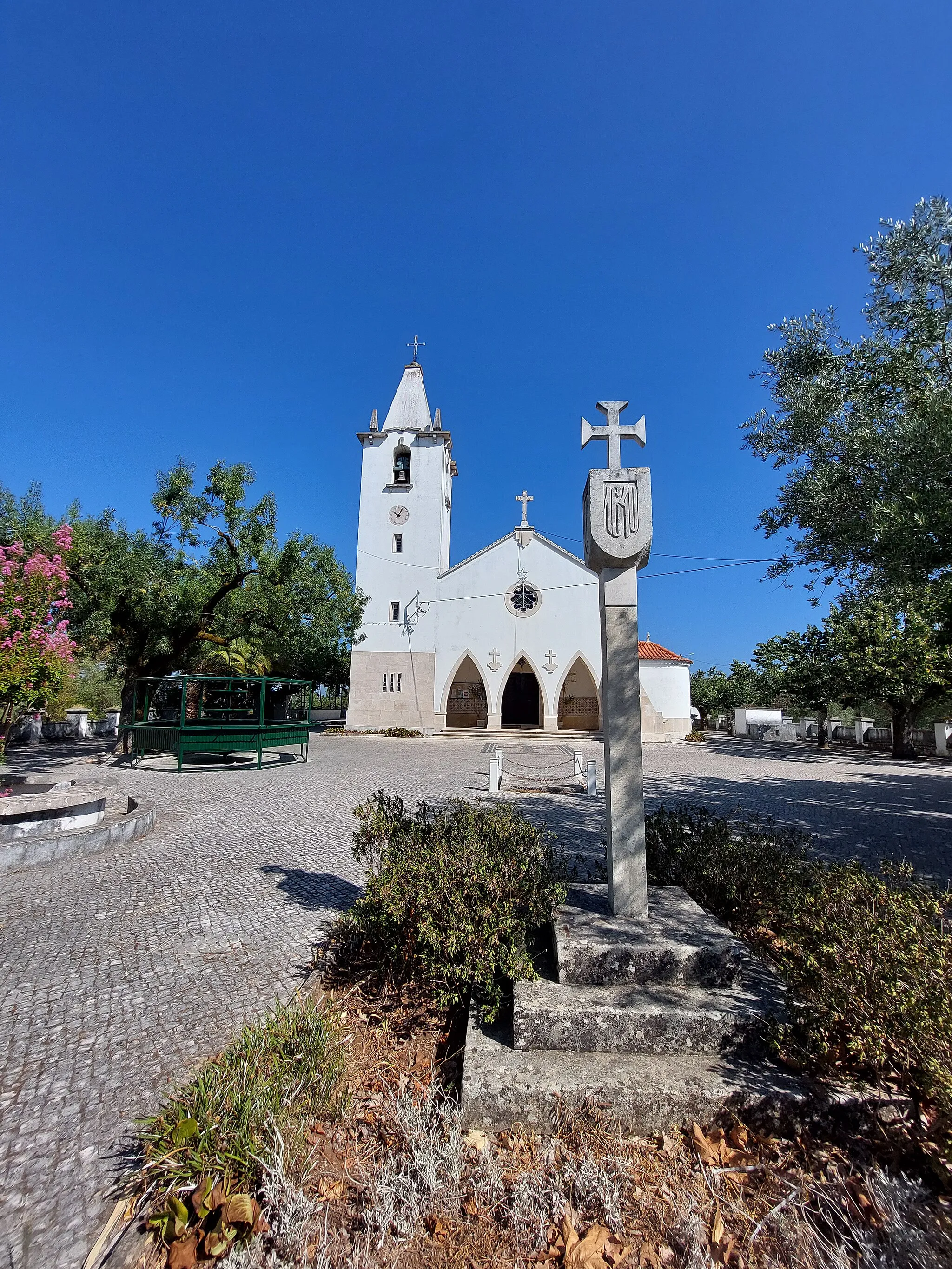Photo showing: Cruzeiro e Igreja Paroquial de Pelmá ao fundo