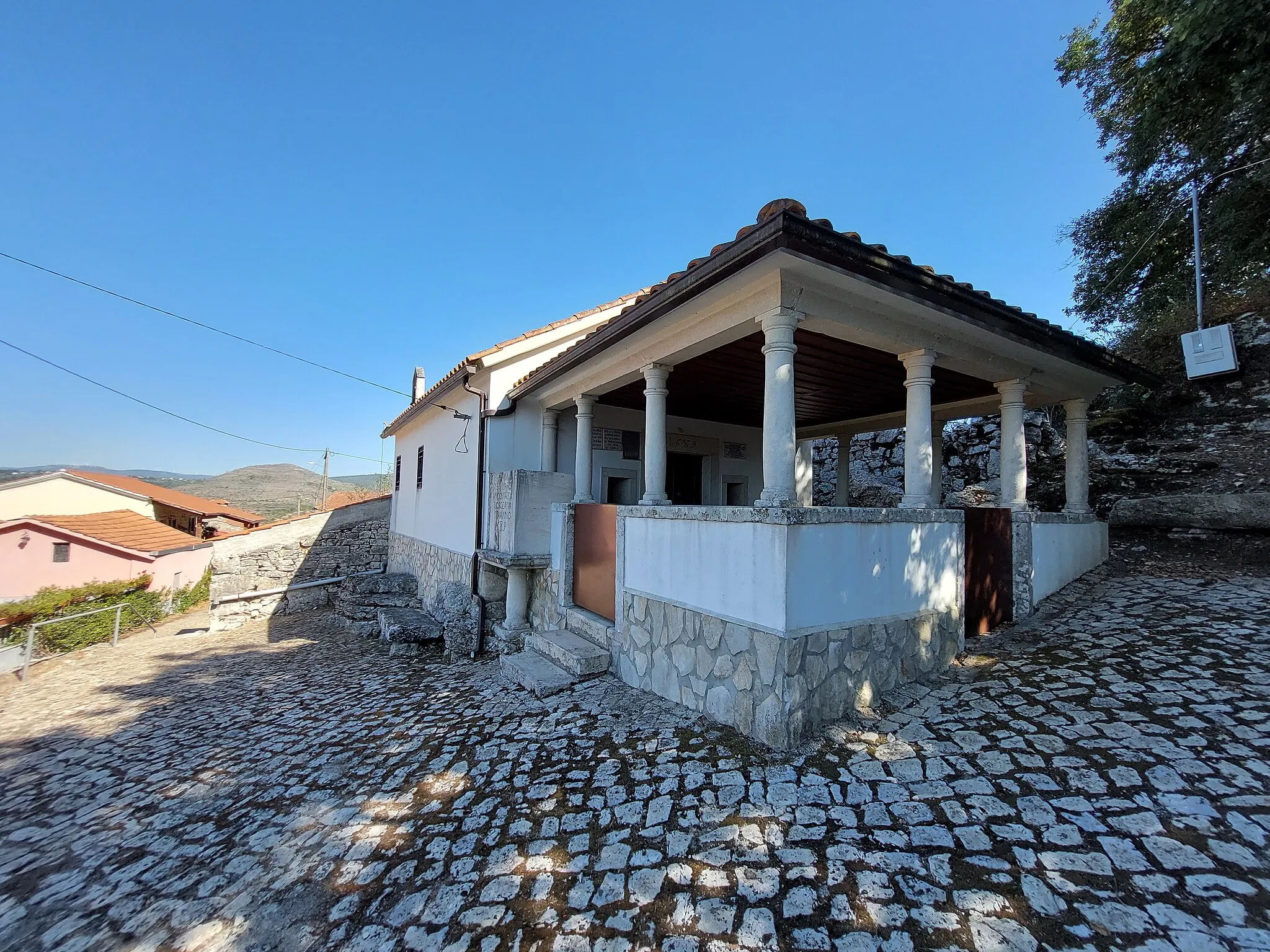 Photo showing: Vista de três quartos da fachada principal e esquerda da Capela da Ribeira de Alcalamouque