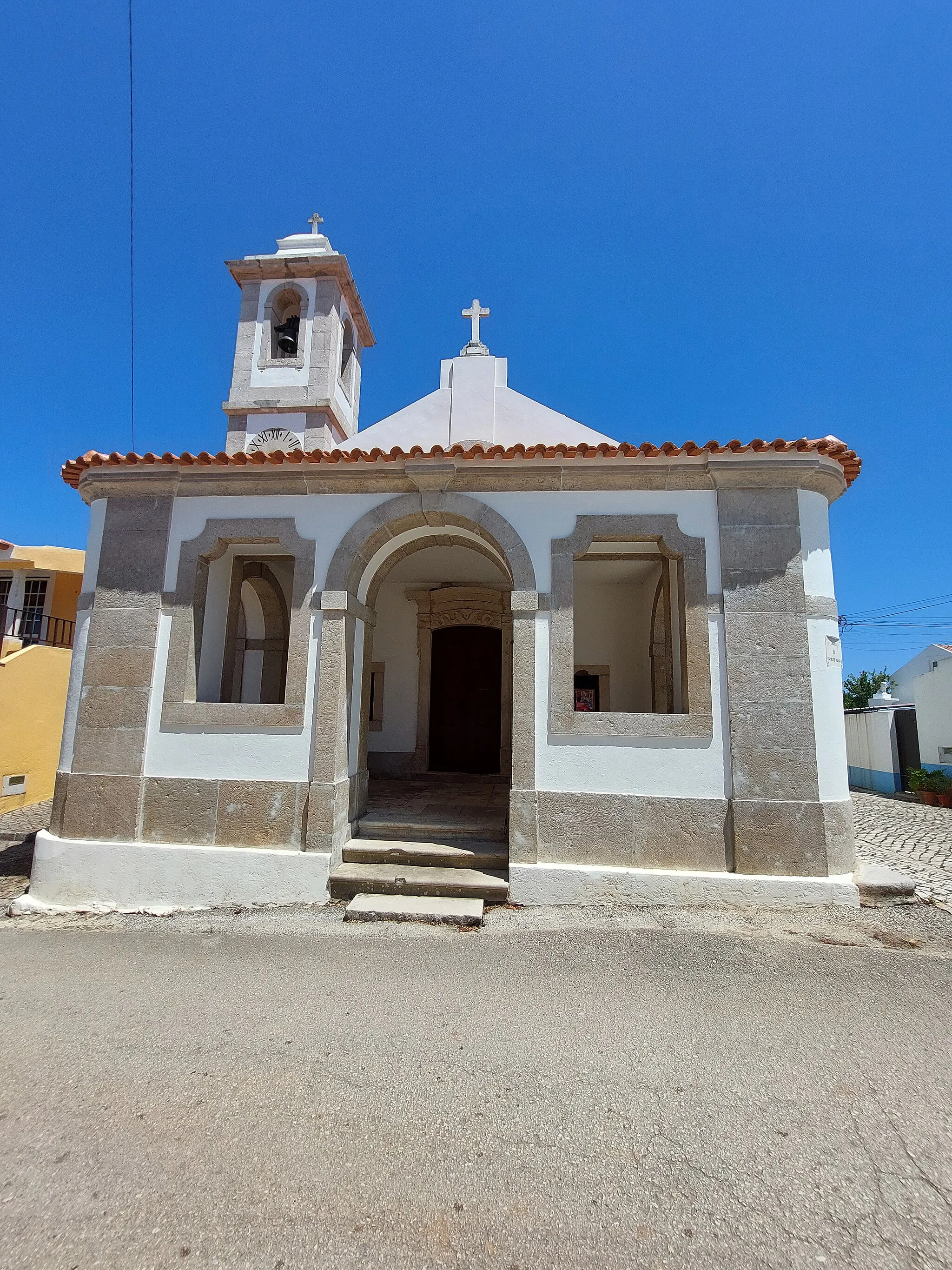 Photo showing: Fachada principal da Capela de Santo Amaro da Sancheira Pequena. A primeira que vi com a porta principal com um estore.