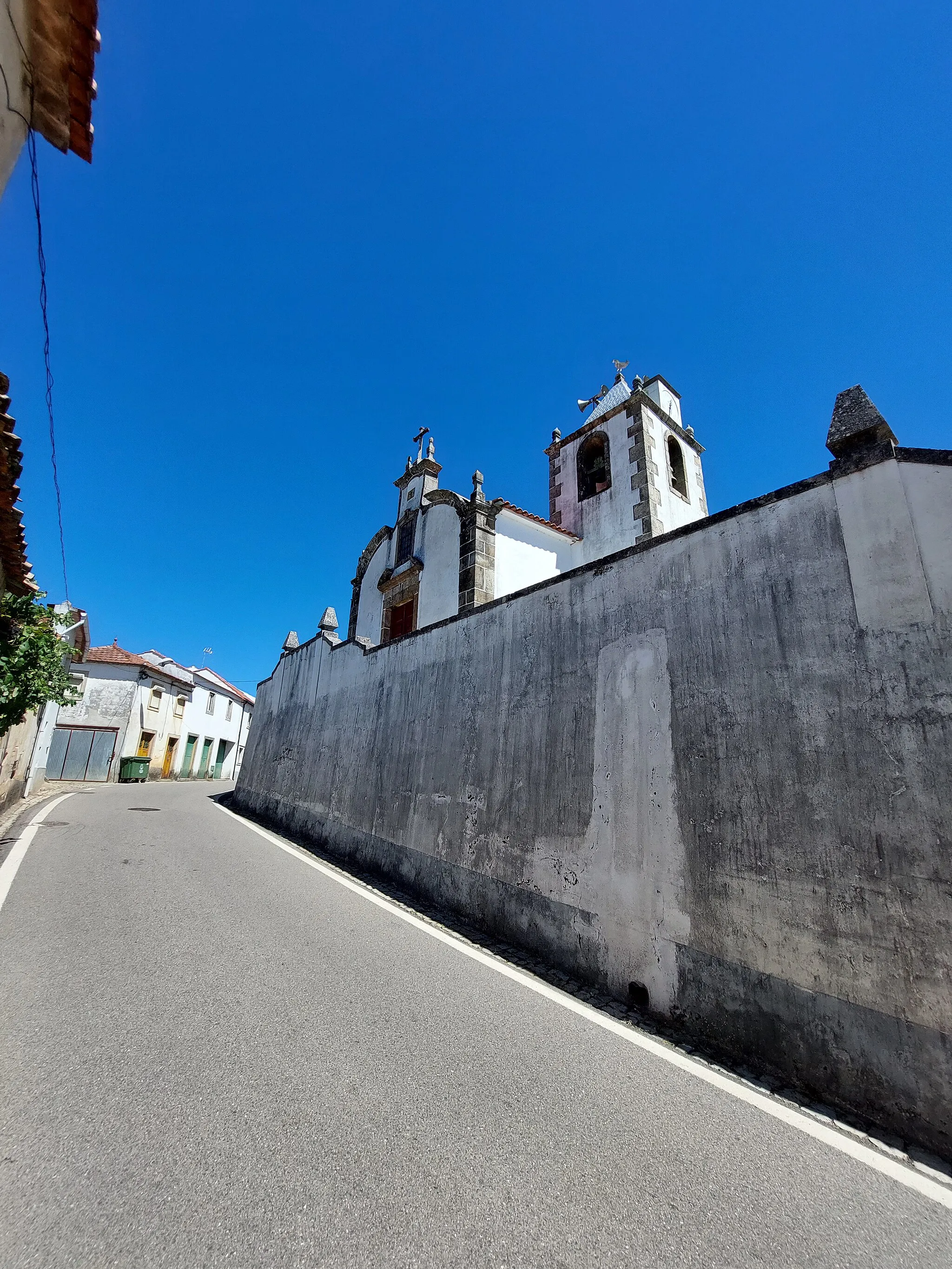 Photo showing: Vista da via para Igreja Paroquial de Vila Facaia