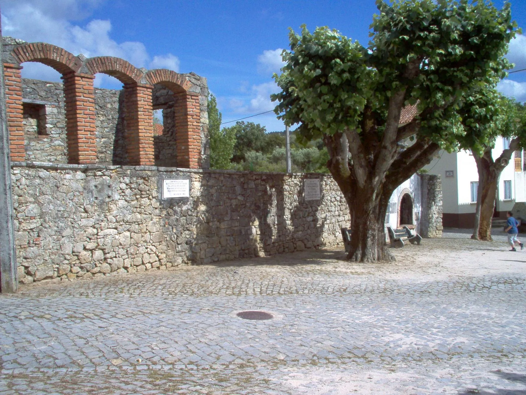 Photo showing: Palanque dos Duques de Aveiro e Forno Comunitário, 2005, Abiul