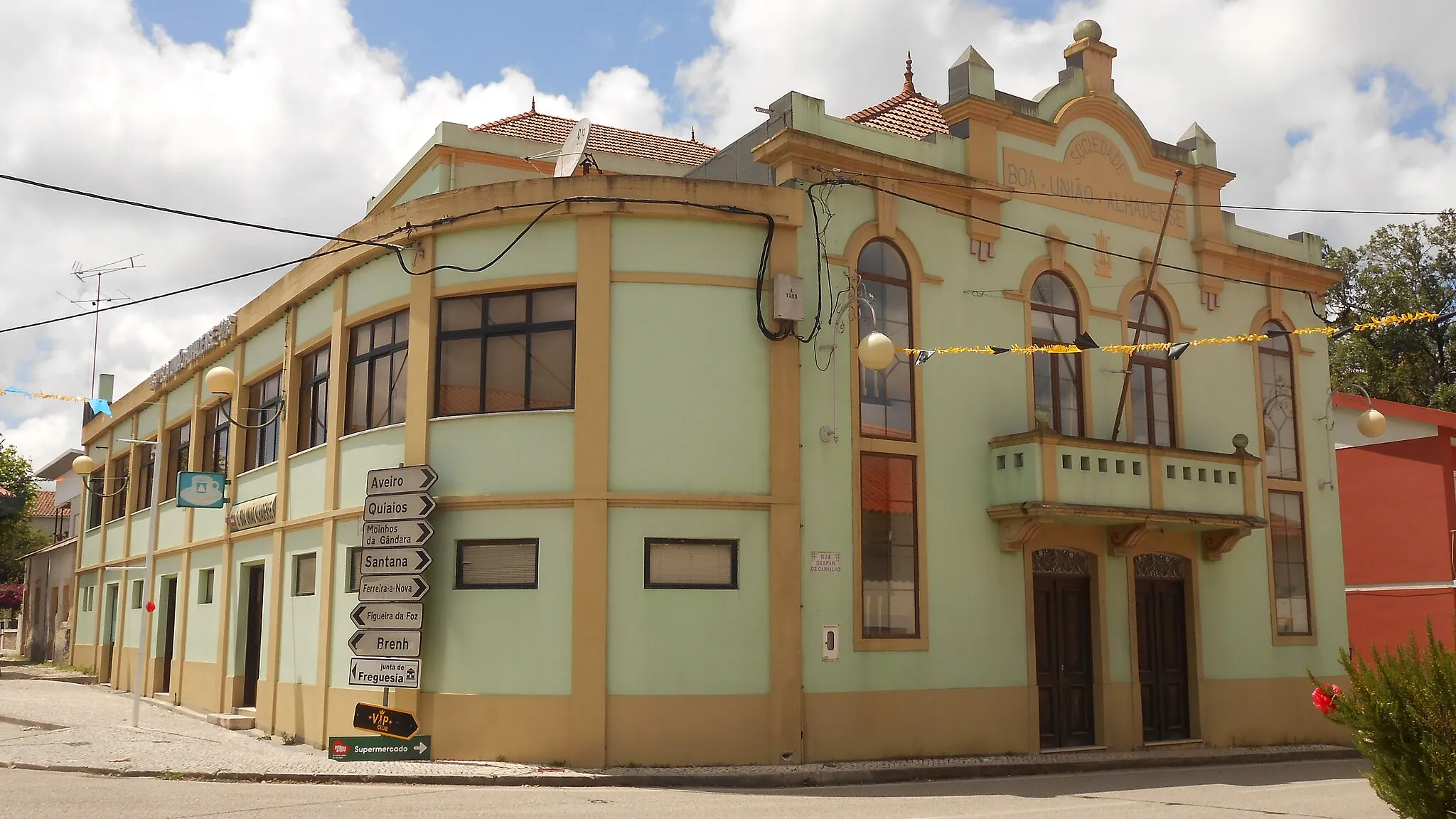 Photo showing: The building of the Sociedade Boa União Alhadense.