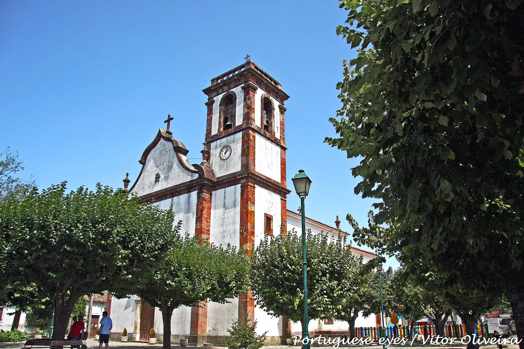 Photo showing: Foi construída em 1665 e, posteriormente, no ano de 1881, foi restaurada pelo povo. Recorrendo a comparticipação do Estado, que para isso recorreu ao "Cofre das Bulas", a 25 de Dezembro de 1885 é inaugurada e entregue ao culto, sendo esse o edifício actual. Os altares são modernos, o mesmo não se passando com uma imagem de São Pedro, de aspecto renascentista. A igreja possui no seu espólio alfaias antigas, uma cruz processional de prata branca do século XVI, um véu de ombros de seda branca com flores matizadas do século XVIII, e também uma casula roxa, oferta da paróquia de Badalona (Barcelona, Espanha) a Leão XVIII. www.cm-gois.pt/content/index.php?action=detailfo&rec=...

See where this picture was taken. [?]