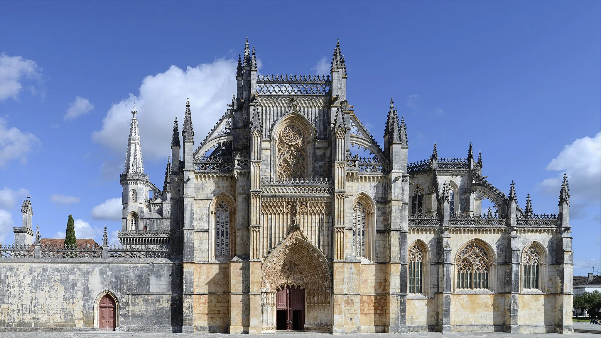 Photo showing: Founder's Chapel; windows in flamboyant style; Monastery of Batalha, Portugal