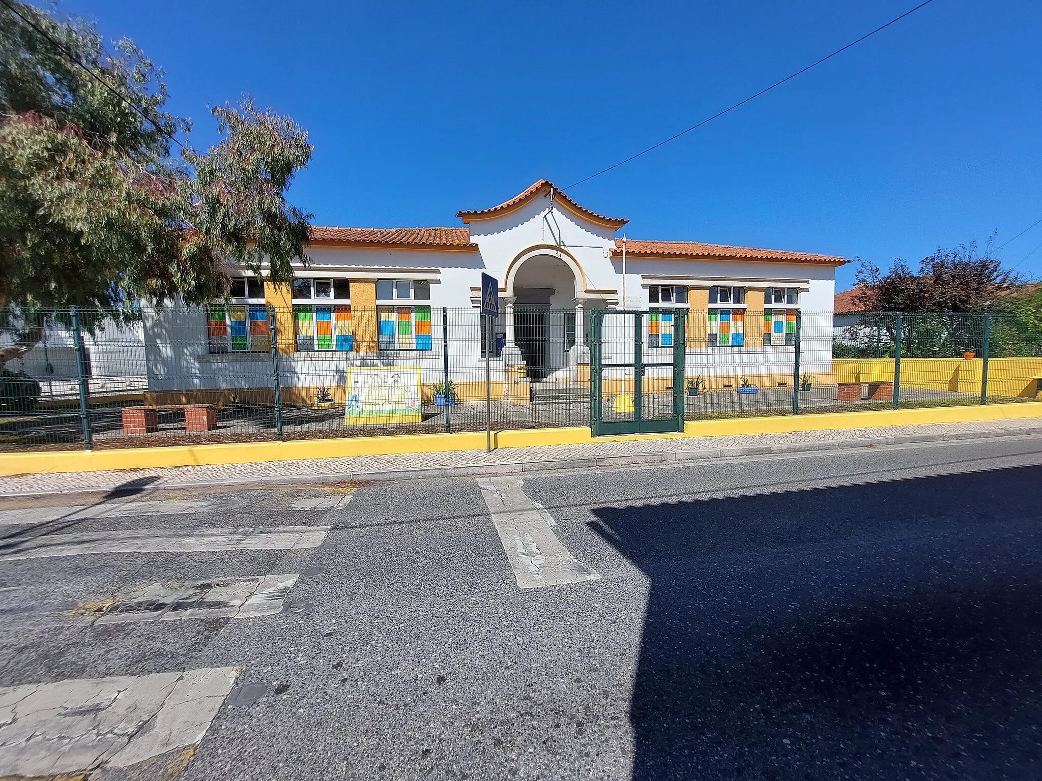 Photo showing: Frente da Escola Primária de Picassino