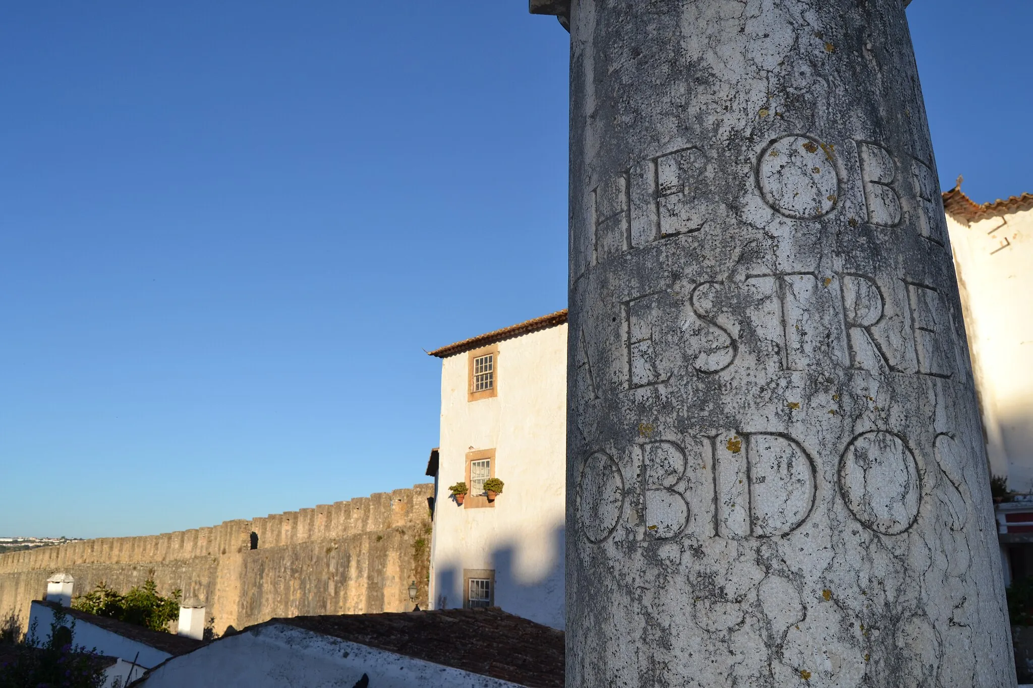 Photo showing: Padrão Camoniano. Em Portugal, Leiria, Óbidos, São Pedro.