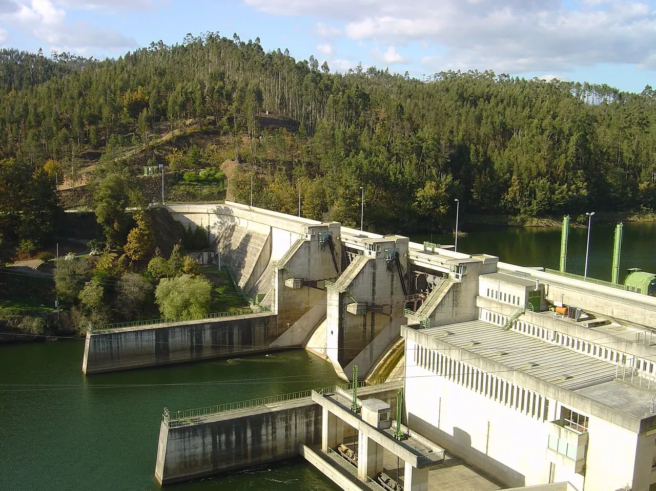 Photo showing: A barragem da Raiva ou albufeira da Raiva faz parte do conjunto de barragens da bacia do rio Mondego, em Portugal, a dez quilómetros de Penacova, tendo a montante a barragem da Aguieira. É utilizada pelos adeptos de desportos como o Windsurf, Vela, Remo, Motonáutica e Jet ski, bem como da pesca desportiva (truta, achigã, enguias e lagostim-vermelho).
O percurso que vai da barragem até Coimbra é um dos mais conhecidos dos praticantes portugueses de canoagem. pt.wikipedia.org/wiki/Barragem_da_Raiva

See where this picture was taken. [?]