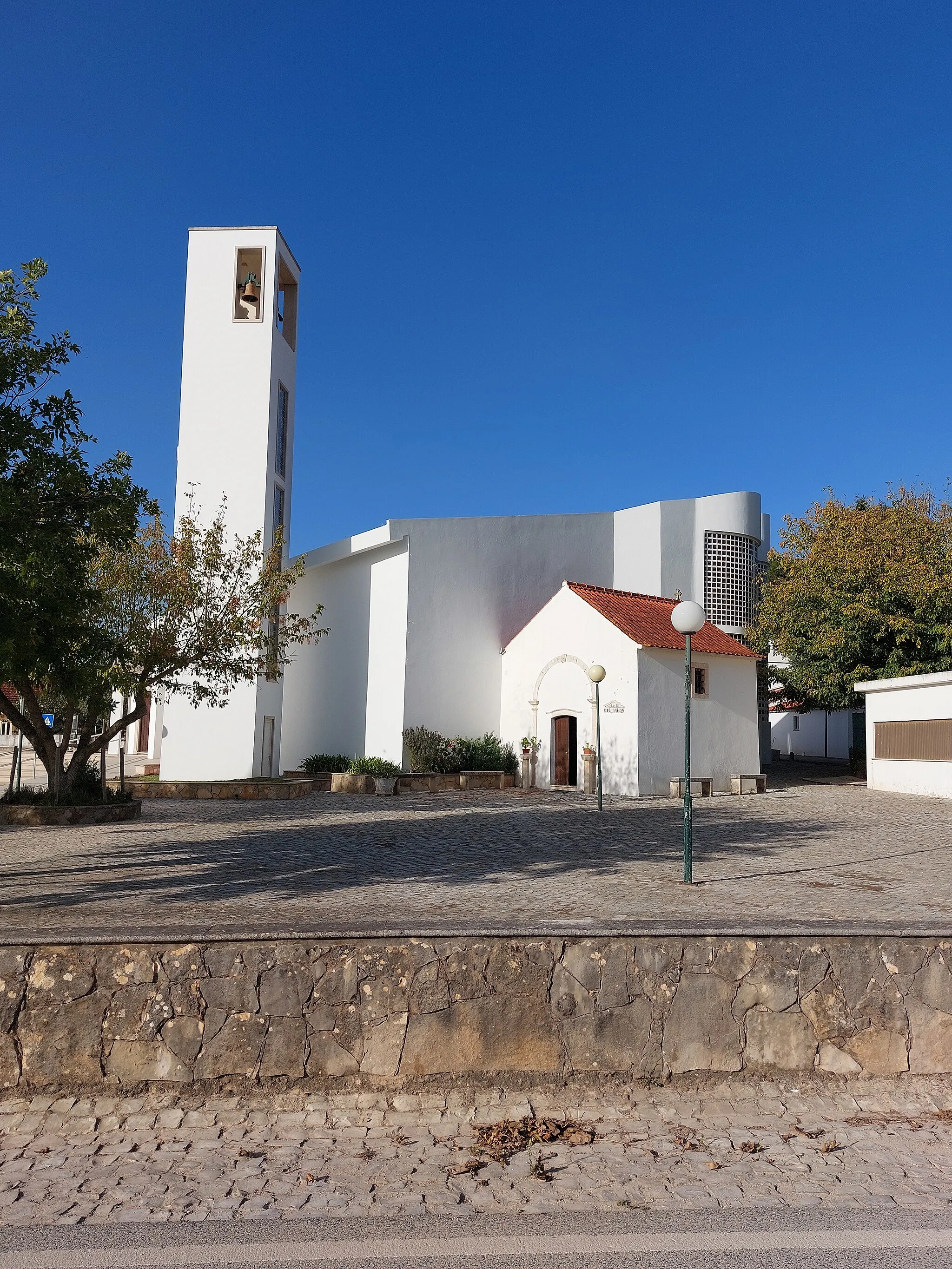 Photo showing: Enquadramento da Capela de Nossa Senhora da Piedade no conjunto com a Igreja Nova de Moleanos