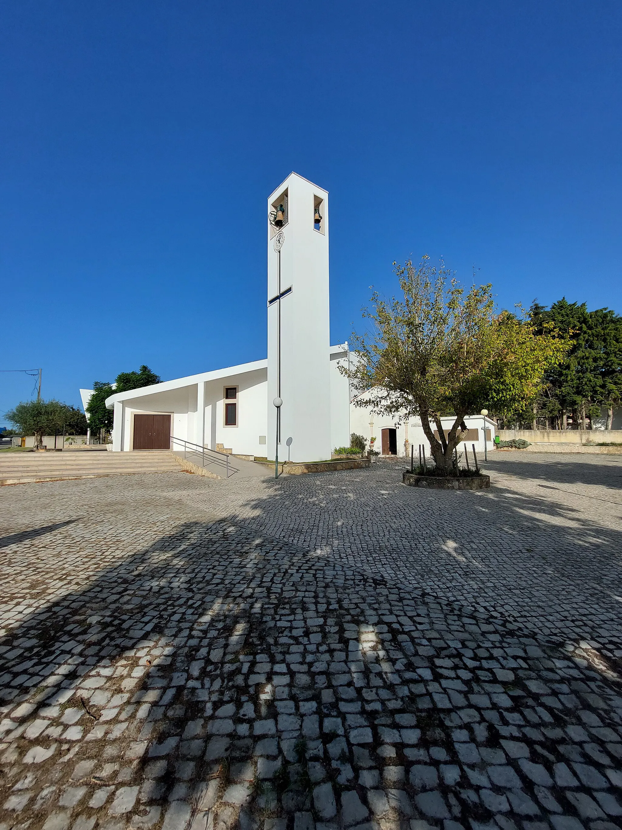 Photo showing: Vista para Igreja Nova de Moleanos com Capela de Nossa Senhora da Piedade adossada