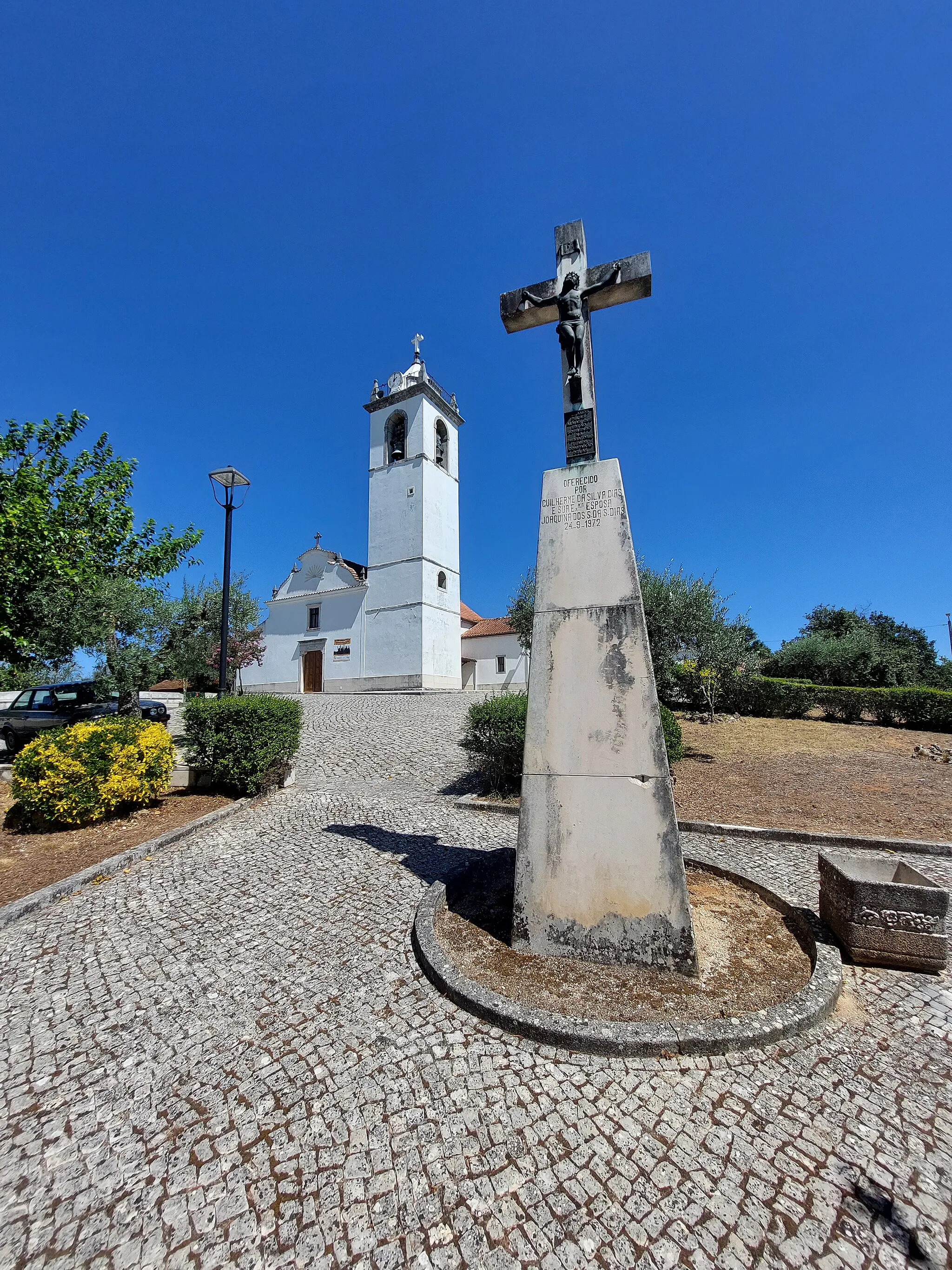 Photo showing: Cruzeiro com Igreja Paroquial de Torre de Vale de Todos ao fundo