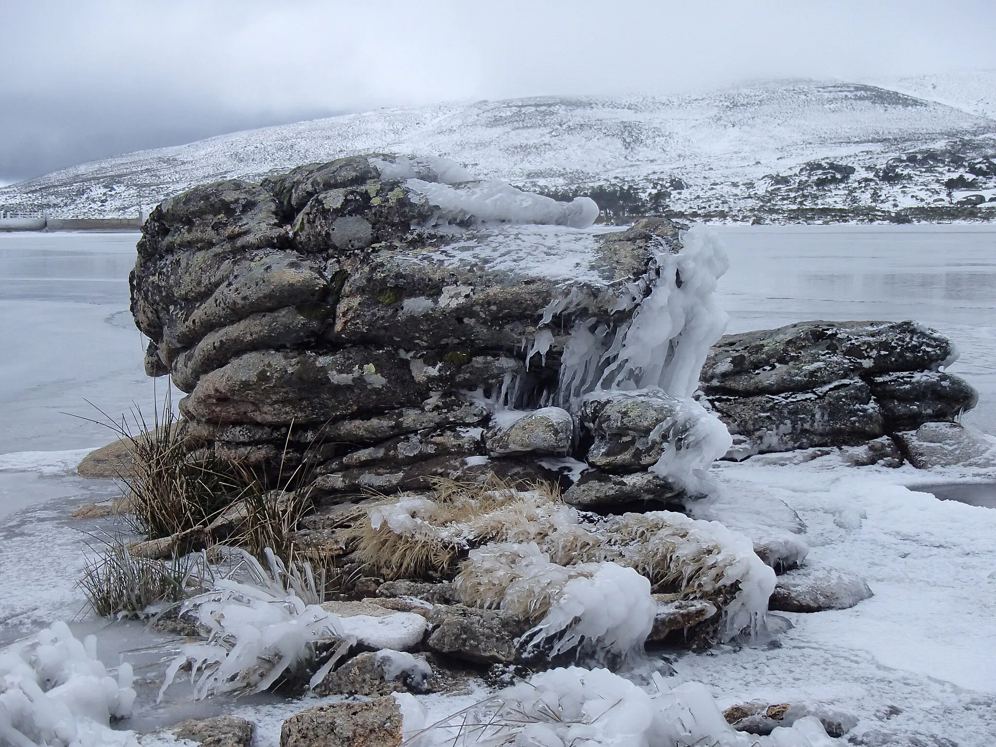 Photo showing: Durante o Inverno, paisagens místicas formam-se na Serra da Estrela. Na inexistência de elementos humanos ao redor, algumas vistas parecem de outro Planeta.