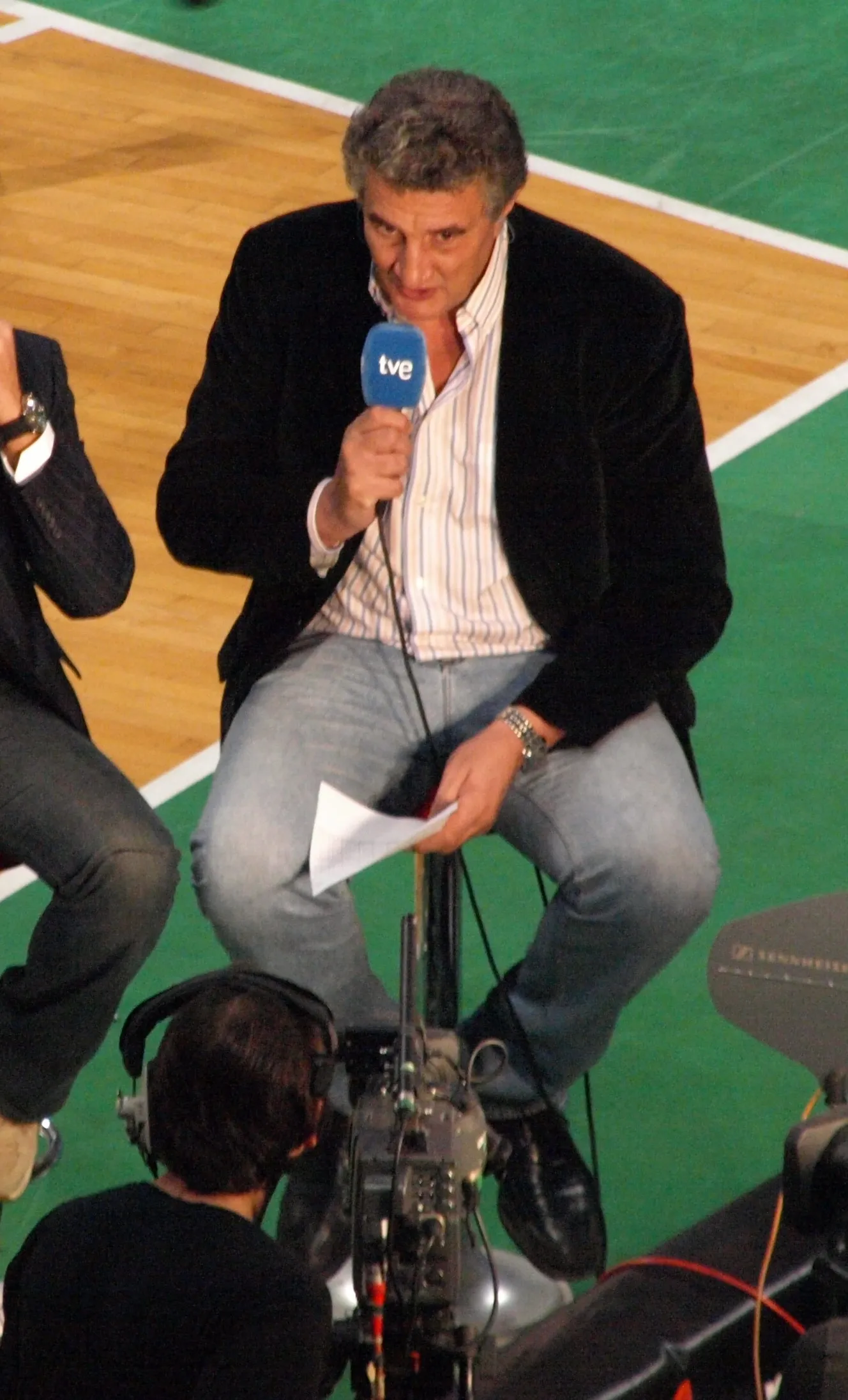 Photo showing: Fernando Romay en su faceta de comentarista de televisión en el pabellón Olímpico de Badalona en noviembre de 2008