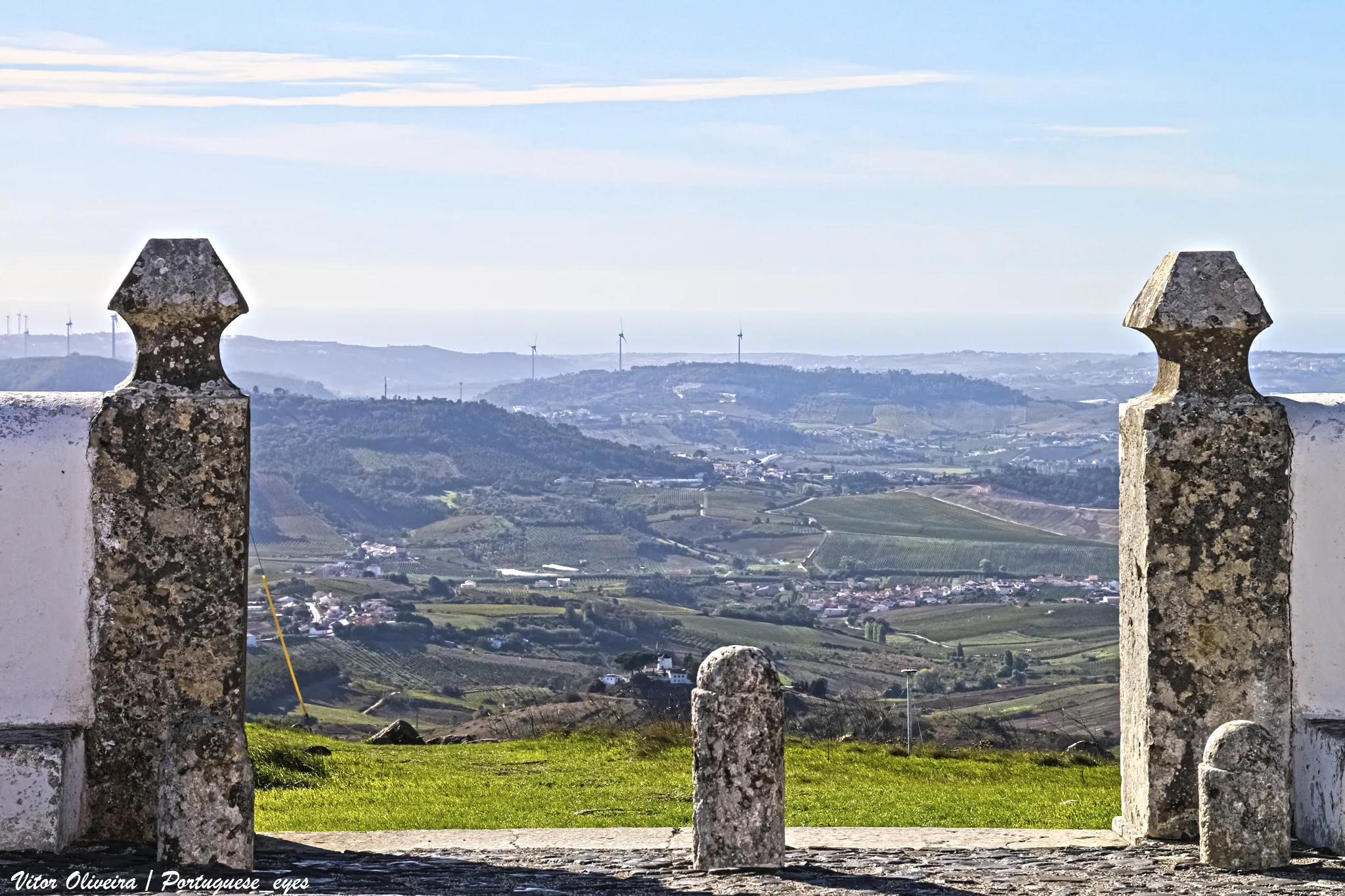 Photo showing: No cimo da serra do Socorro, a ermida de Nossa Senhora do Socorro, do séc. XVI, situa-se nos limites da freguesia do Turcifal e do concelho de Torres Vedras, no início do concelho de Mafra, freguesia de Enxara do Bispo, dentro de um povoado fortificado da idade do ferro. Segundo a tradição popular, durante a ocupação árabe terá sido uma mesquita, depois convertida ao cristianismo por D. Afonso Henriques. Nos séc. XVI e XVII teve obras que lhe deram o aspeto atual com características manuelinas. No altar-mor, sobre o sacrário, pode-se ver a imagem de Nossa Senhora do Socorro, com o menino, ladeada pelos seus pais S. Joaquim e S. Ana. É objeto de romaria, cujas festividades se realizam a 5 de agosto com realização de missa, procissão e arraial. natural.pt/protected-areas/paisagem-protegida-local-serra...