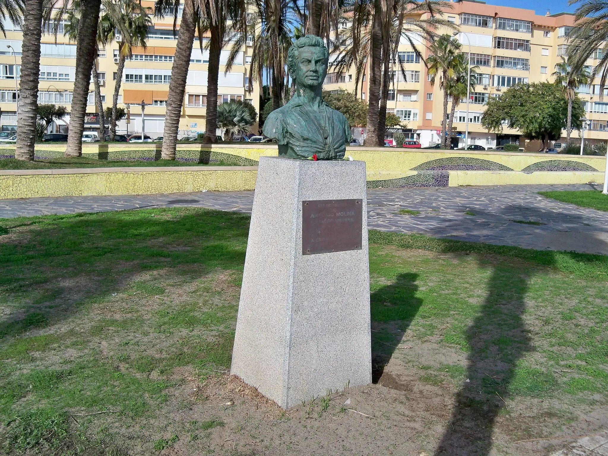 Photo showing: Monumento a Antonio Molina en el paseo marítimo Antonio Machado, Málaga, España, busto en bronce del escultor Santiago de Santiago del año 2002. El busto se asienta sobre un pedestal revestido de granito en cuya cara frontal se sitúa una placa donde se lee: «En memoria / de Antonio Molina / malagueño universal / 9-3-1928 / 18-3-1992 /La ciudad de Málaga / 13-mayo-2002».