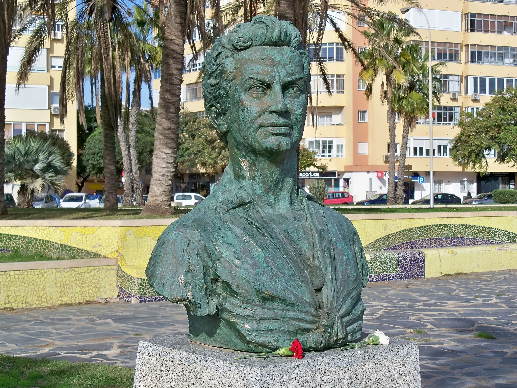 Photo showing: Busto de Antonio Molina en el monumento a Antonio Molina, en el paseo marítimo Antonio Machado, Málaga, España, obra del escultor Santiago de Santiago del año 2002. El busto se asienta sobre un pedestal revestido de granito en cuya cara frontal se sitúa una placa donde se lee: «En memoria / de Antonio Molina / malagueño universal / 9-3-1928 / 18-3-1992 / La ciudad de Málaga / 13-mayo-2002».