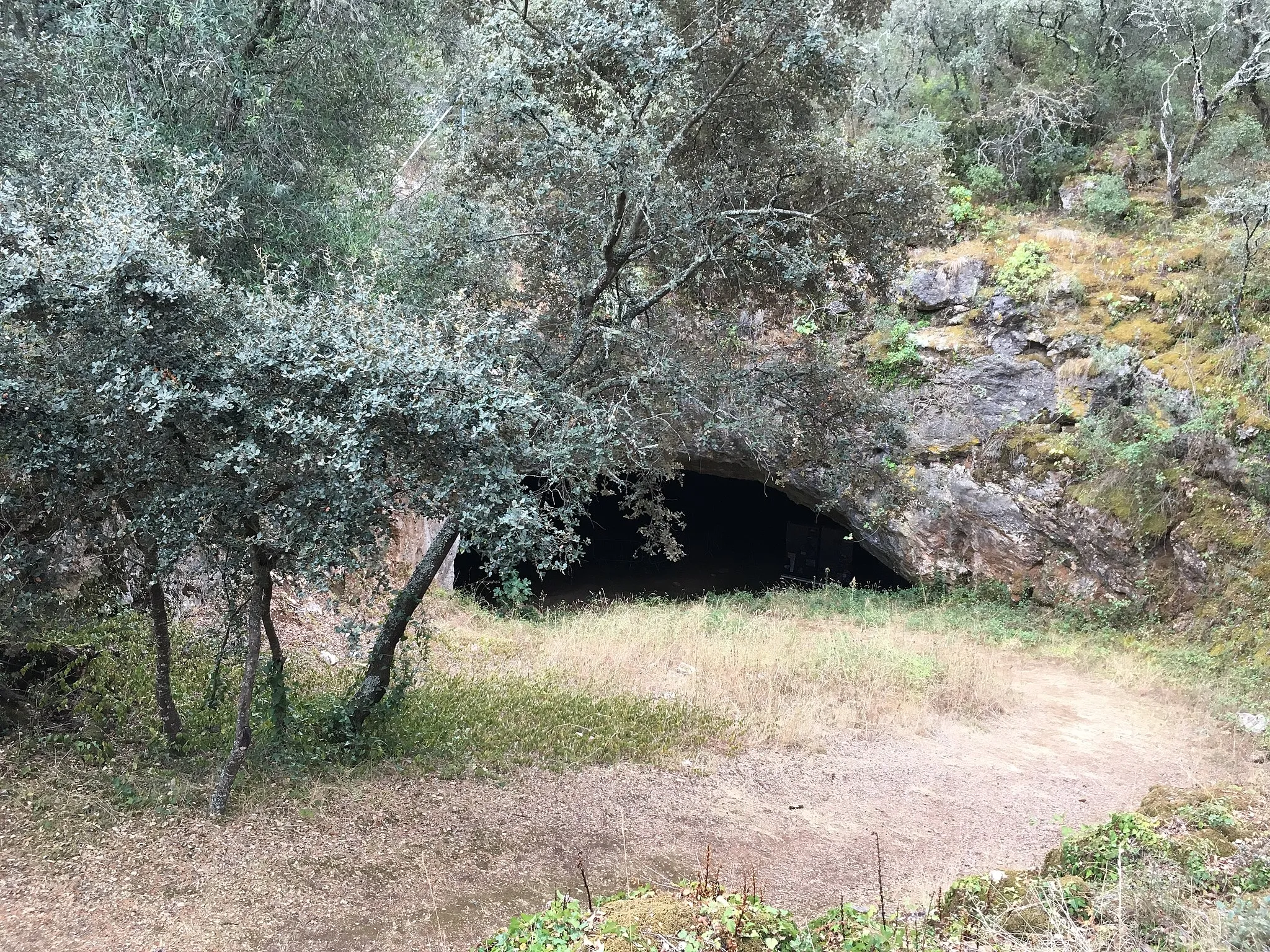 Photo showing: Sítio arqueológico da Avecasta - gruta em Ferreira do Zêzere, Portugal