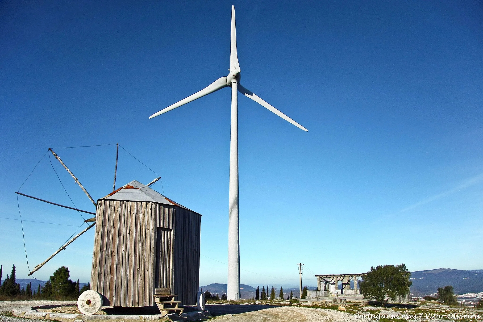 Photo showing: Miradouro com bonitas vistas para a Serra de Sicó. Destaque para o relógio de sol existente no espaço.