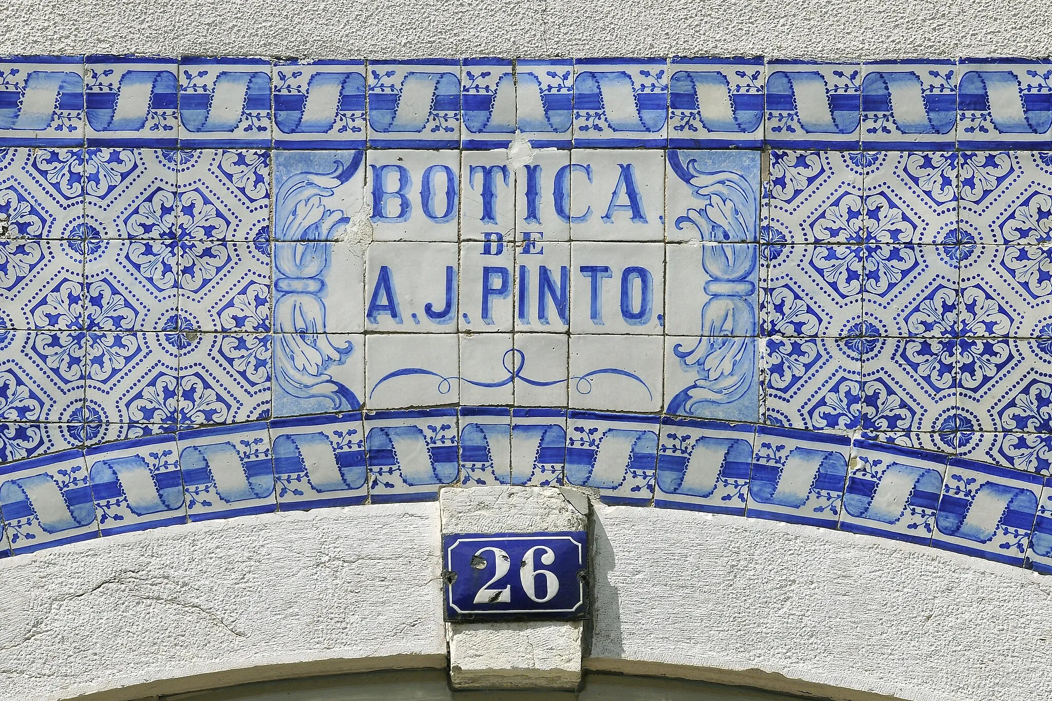 Photo showing: Pharmacy sign at Alfama neighborhood. Lisbon, Portugal