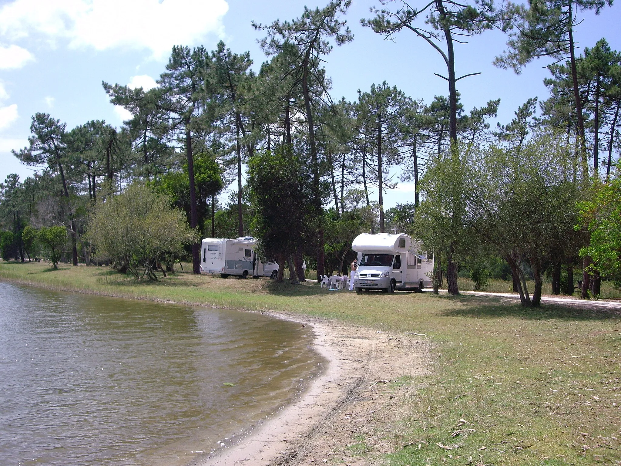 Photo showing: Lagoa da Vela - Largo dos eucaliptos, caravanas junto à lagoa