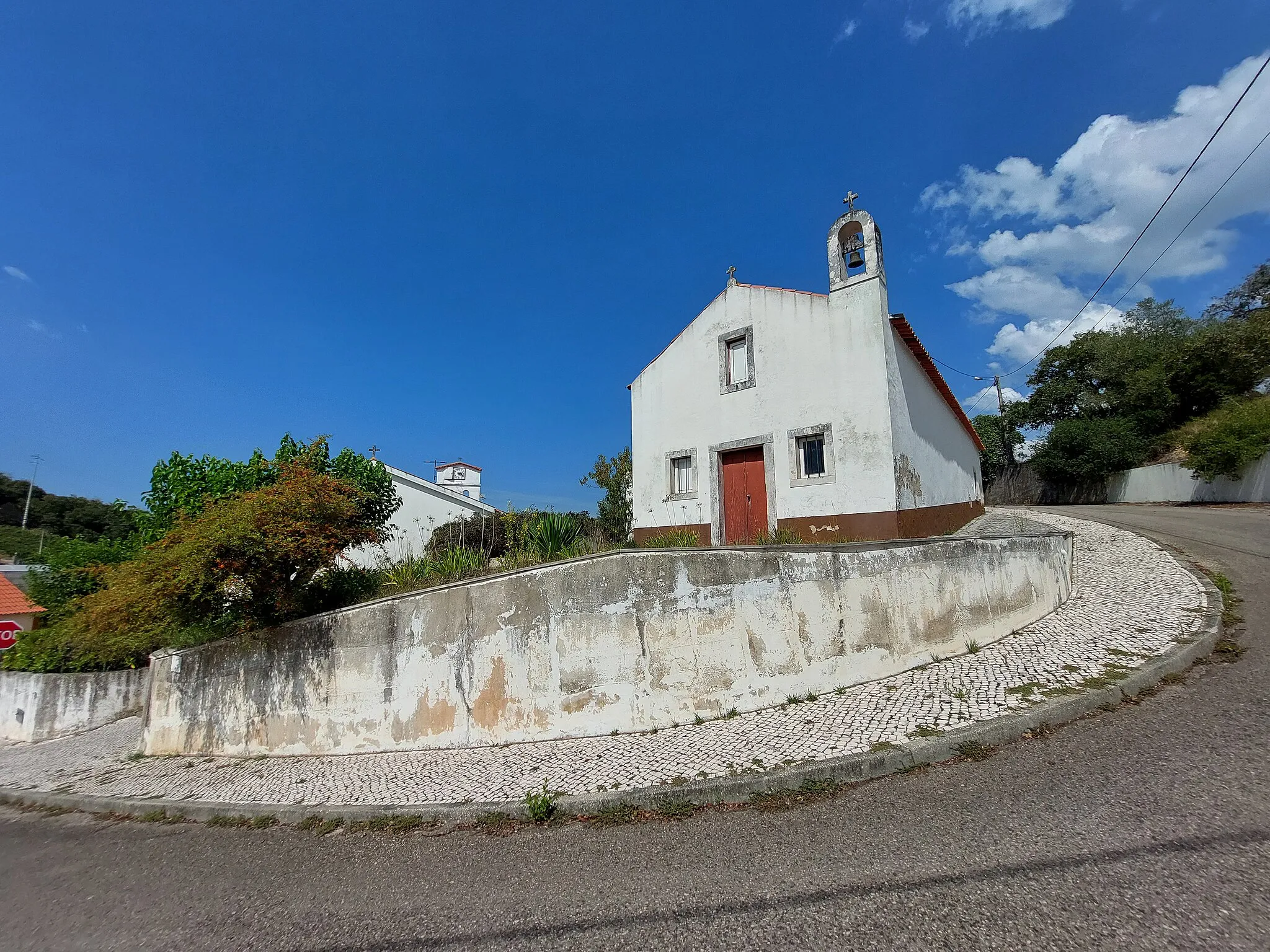 Photo showing: Vista para Capela de São Mateus e seu muro de suporte recente