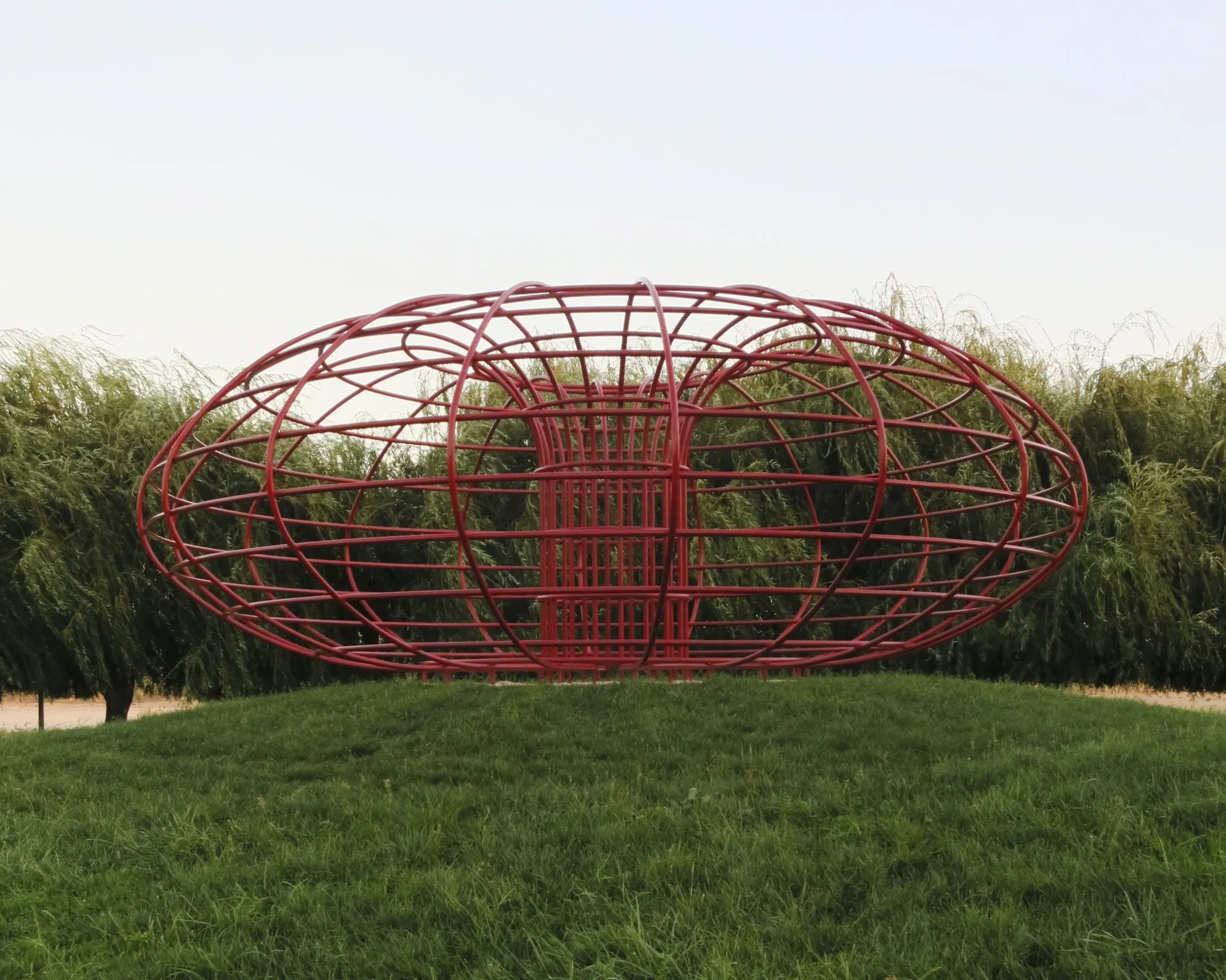 Photo showing: Cristina Ataíde, Rotter, 2010-12, tubo metálico pintado, 300 x 700 cm; Parque de escultura contemporânea, Vila Nova da Barquinha