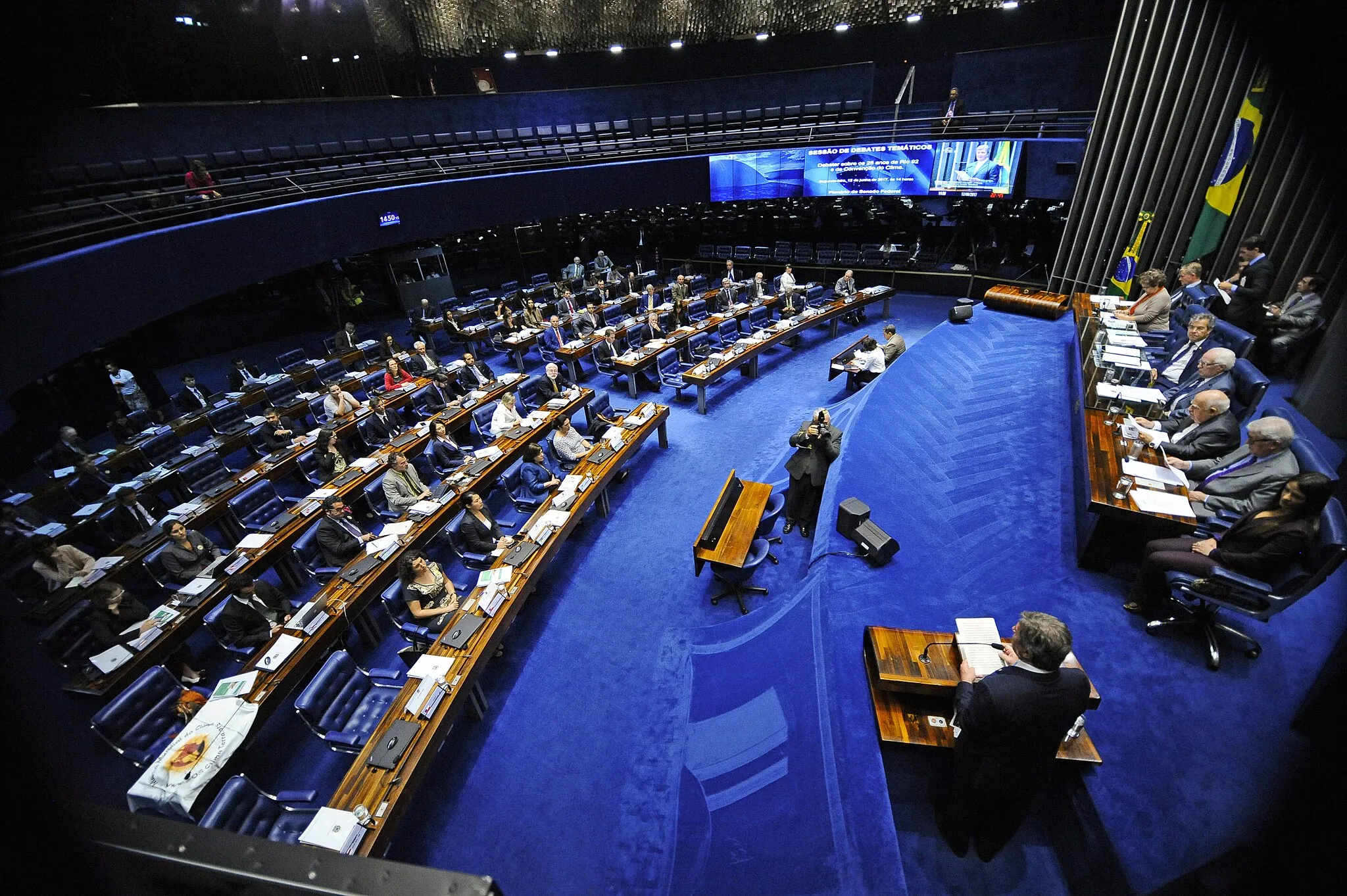 Photo showing: Plenário do Senado Federal durante sessão de debates temáticos destinada a discutir 25 anos da Rio 92 e da Convenção do Clima.
Mesa:
subsecretário-geral da Organização das Nações Unidas e diretor executivo da ONU Meio Ambiente, Erik Solheim;
ex-ministra do Meio Ambiente, Izabella Mônica Vieira Teixeira;
presidente da Comissão de Relações Exteriores e Defesa Nacional do Senado Federal (CRE), senador Fernando Collor (PTC-AL);
presidente da Comissão Mista Permanente sobre Mudanças Climáticas do Congresso Nacional, senador Jorge Viana (PT-AC);
ex-ministro do Meio Ambiente, José Goldemberg;
ex-embaixador do Brasil na França e coordenador da Conferência Rio 92, Marcos Azambuja;
ex-embaixador do Brasil em Madri e presidente do GT organizador da Rio-92, Carlos Moreira Garcia;
presidente da Comissão de Relações Exteriores e Defesa Nacional da Câmara dos Deputados, deputada Bruna Furlan (PSDB-SP).

Foto: Marcos Oliveira/Agência Senado