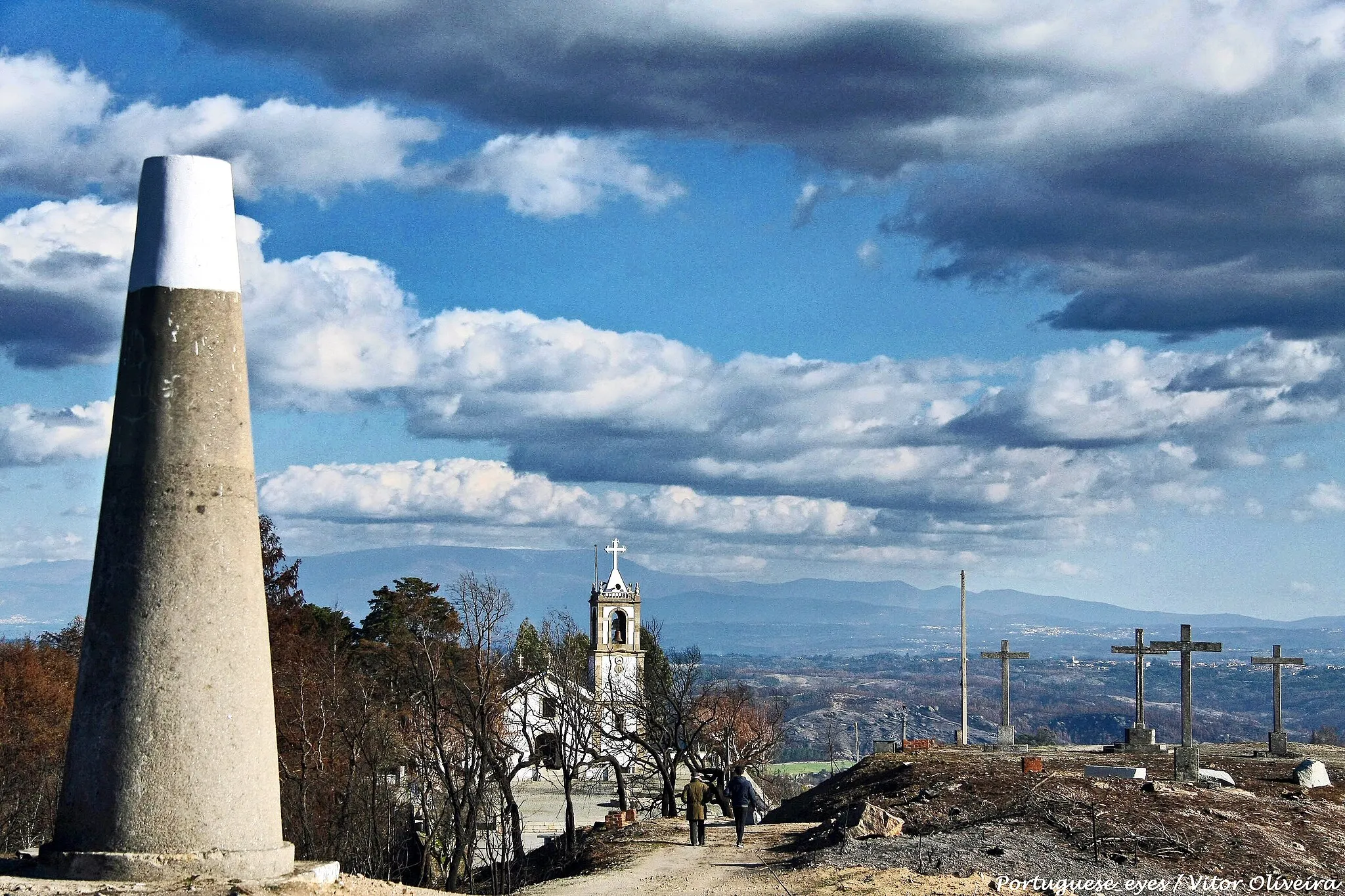 Photo showing: A Capela de Nossa Senhora da Esperança, situada na localidade de Abrunhosa, freguesia de S. Miguel de Vila Boa, no concelho de Sátão é uma jóia de incalculável valor de todo o distrito de Viseu.

Foi construída nos meados do século XVIII, em estilo joanino, onde a talha dourada, os azulejos trabalhados, as pinturas que enaltecem o tecto fazem desta capela uma preciosidade artística que deslumbra os olhos e a mente de quem a visita. somdagente.blogs.sapo.pt/26318.html