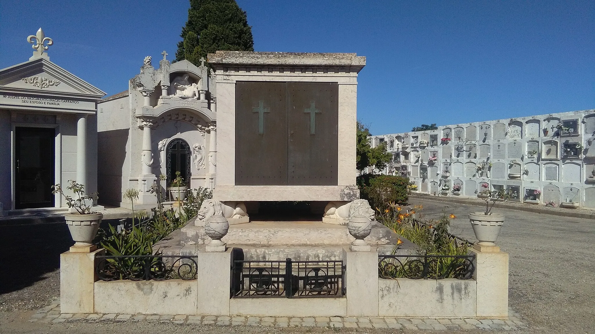 Photo showing: Jazigo de Tomaz Antonio da Guarda Cabreira e Família no Cemitério Municipal de Tavira, Portugal.